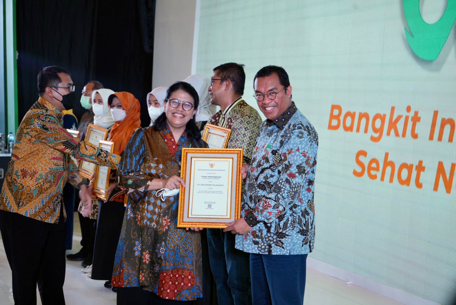 Direktur Utama Transjakarta M Yana Aditya menerima penghargaan Pastika Upasana Adhikara di ICE BSD, Tangerang, Banten, Sabtu (5/10/2022).