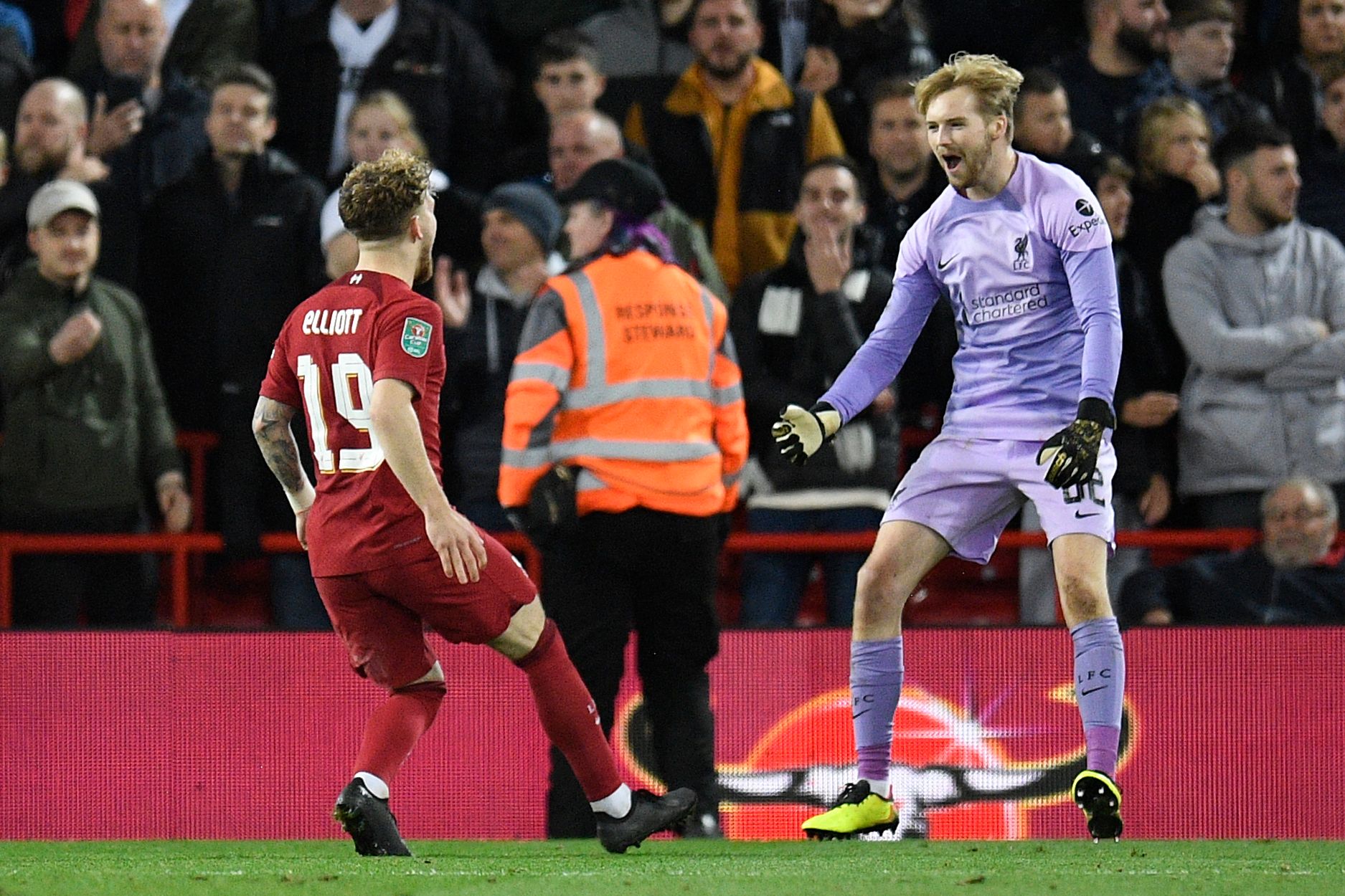 Gelandang Liverpool Harvey Elliott (kiri) dan kiper Caoimhin Kelleher melakukan selebrasi usai menang adu penalti atas Derby County. 