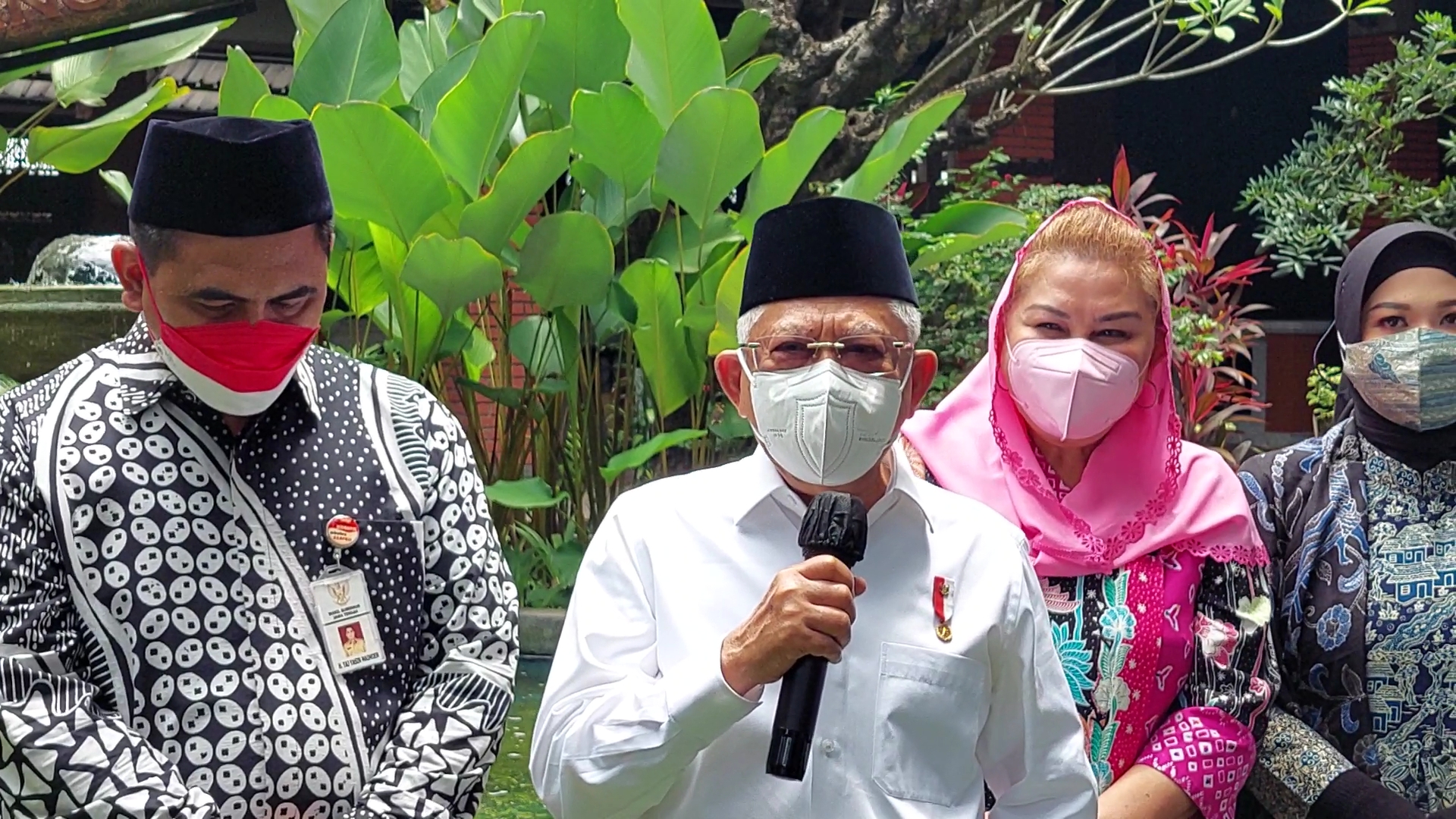 Wapres Ma'ruf Amin (tengah)