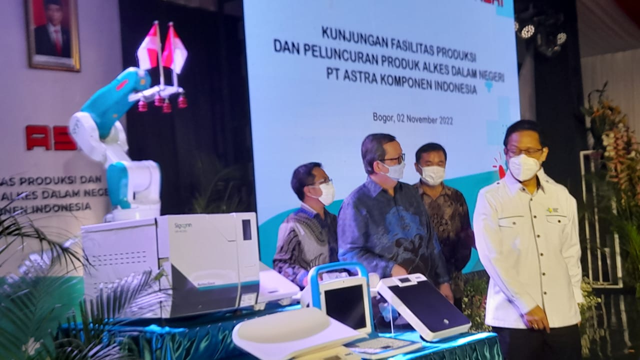 Menkes Budi Gunadi Sadikin (kanan) secara resmi meluncurkan produk alat kesehatan (alkes) buatan anak negeri, PT Astra Komponen Indonesia