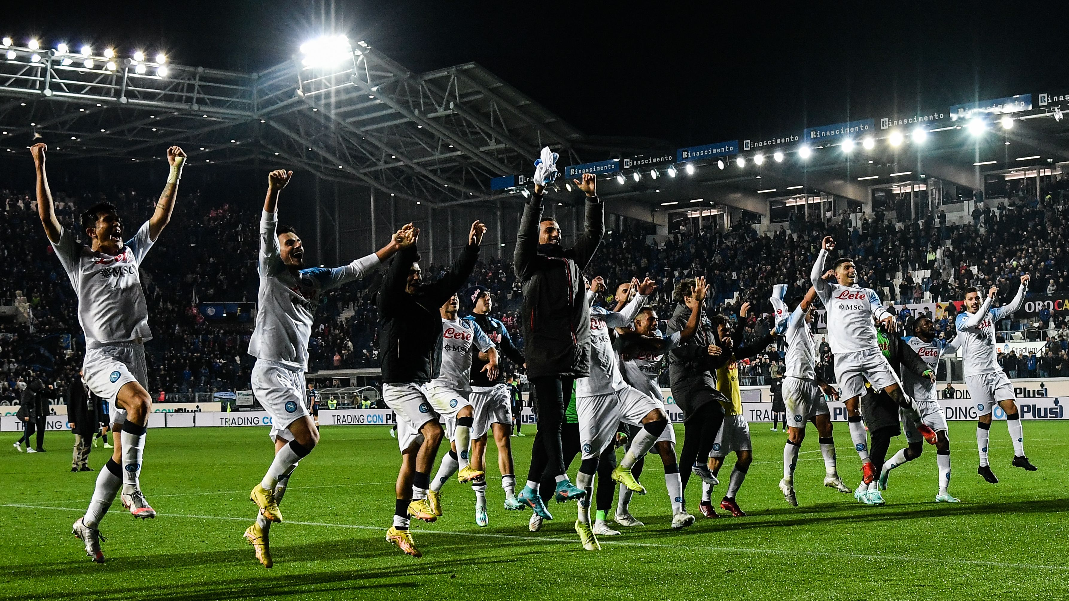 Para pemain Napoli merayakan kemenangan mereka atas Atalanta di laga Serie A.