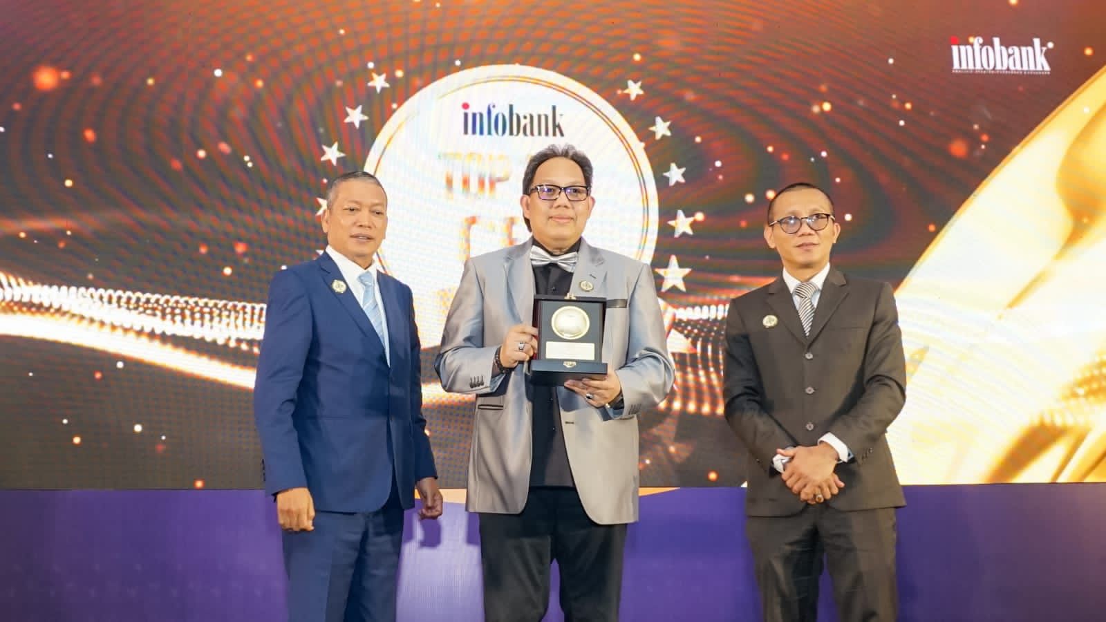 Direktur Utama Bank DKI Fidri Arnaldy meraih penghargaan TOP 100 CEO 2022