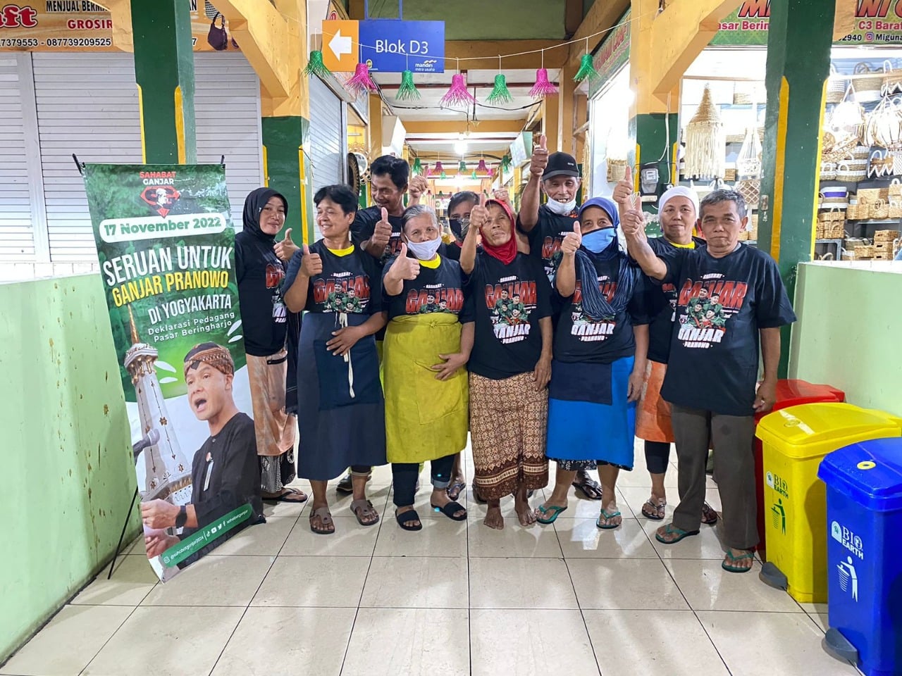 Deklarasi dukungan terhadap Ganjar Pranowo yang dilakukan para pedagang di Pasar Beringharjo, Yogyakarta, Kamis (17/11).  