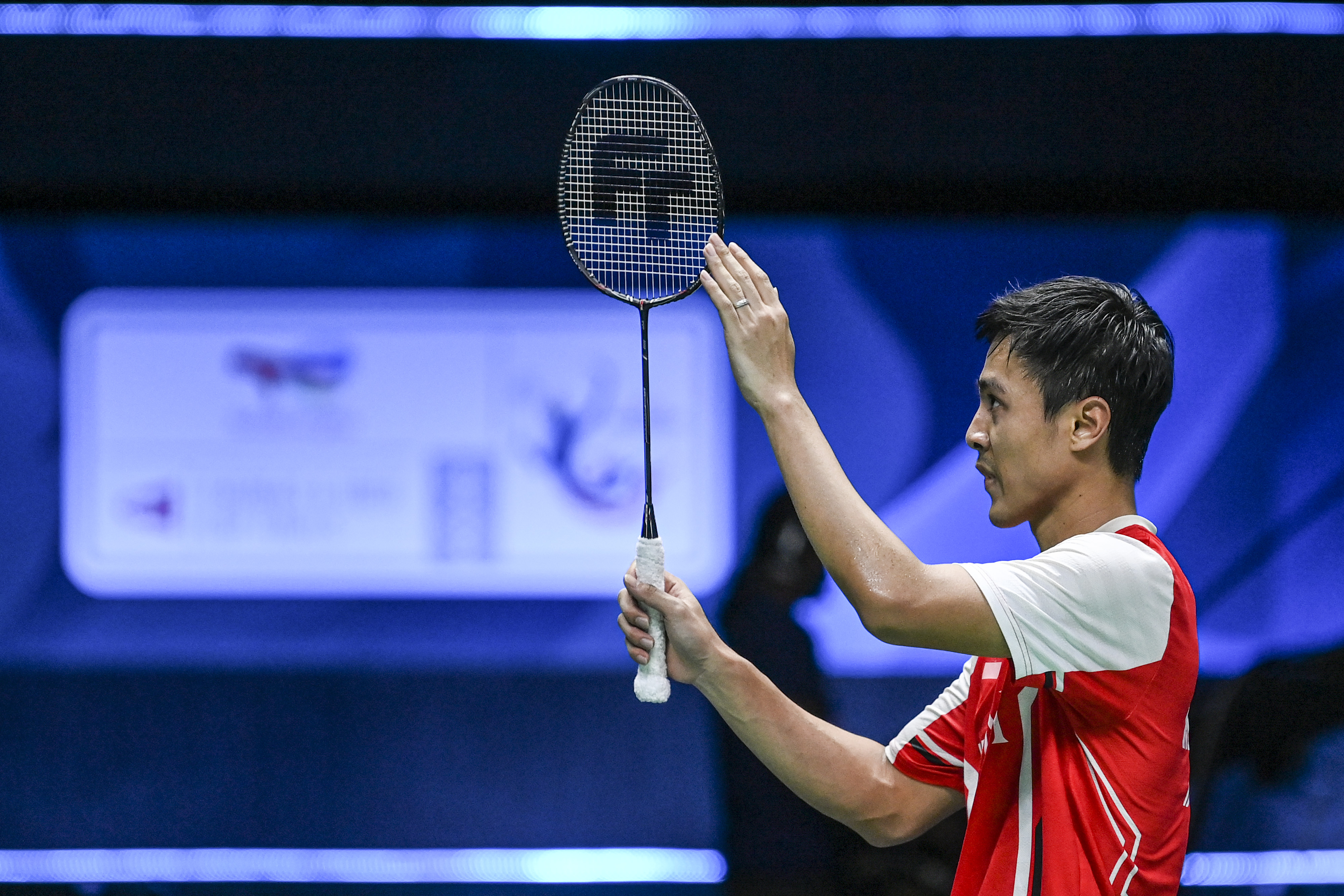 Pebulu tangkis tunggal putra Indonesia Shesar Hiren Rhustavito memberi salam kepada penonton.