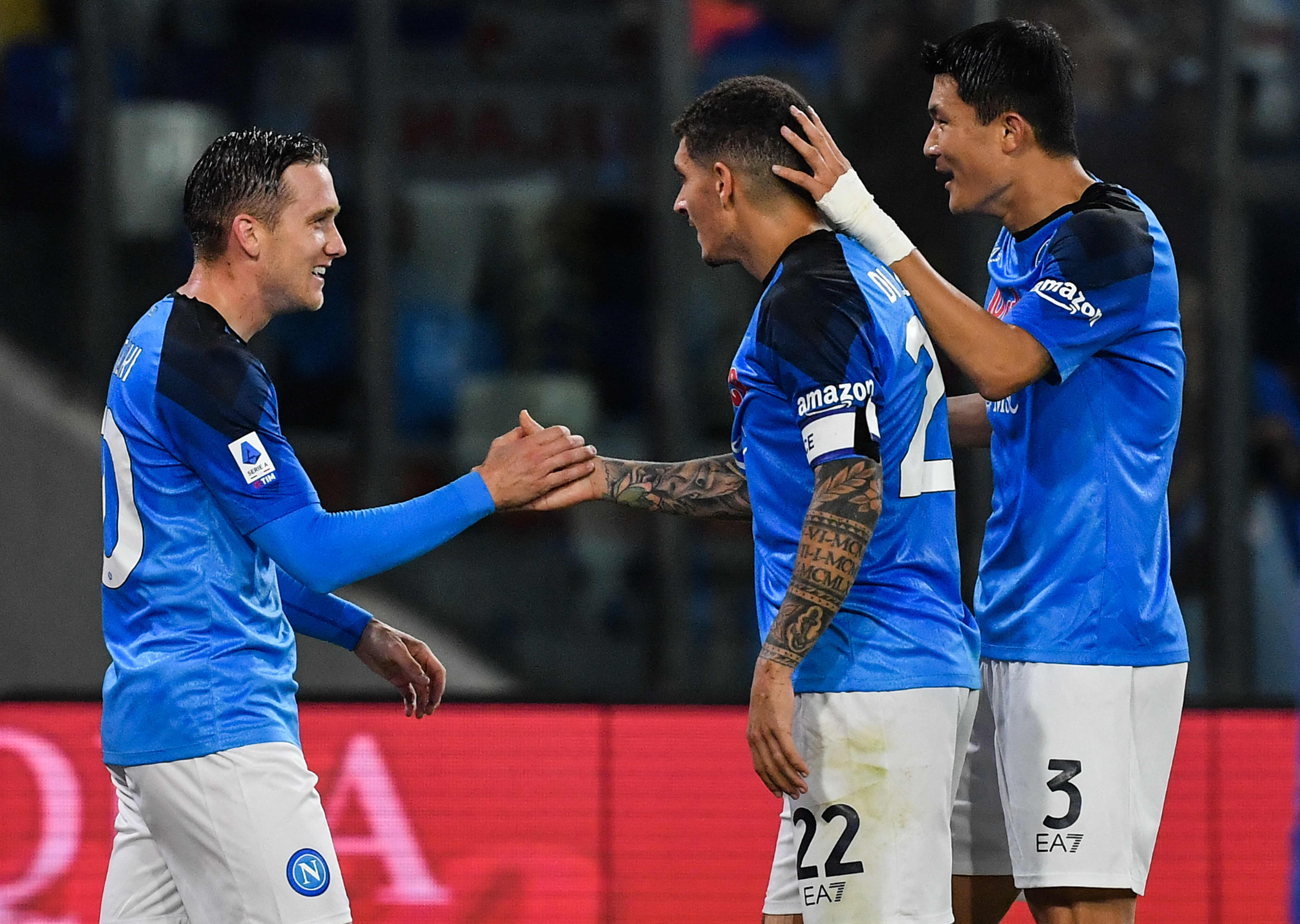 Gelandang Napoli Piotr Zielinski(kiri) melakukan selebrasi usai mencetak gol ke gawang Empoli di laga Serie A.