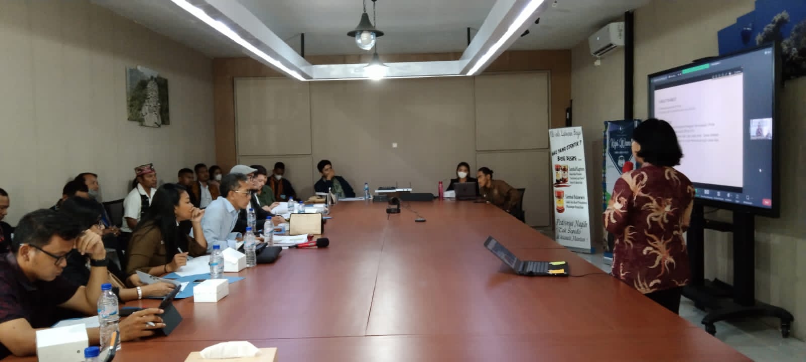 Pegiat UMKM sedang mempresentasikan Usaha di depan Investor.