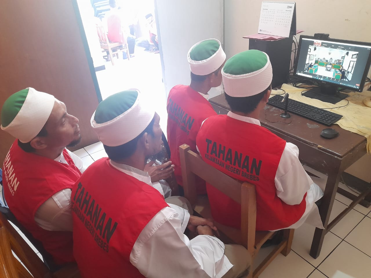 Para terdakwa jamaah Khilafatul Muslimin saat menjalani sidang vonis secara daring di PN Brebes, Jawa Tengah, Selasa (29/11).