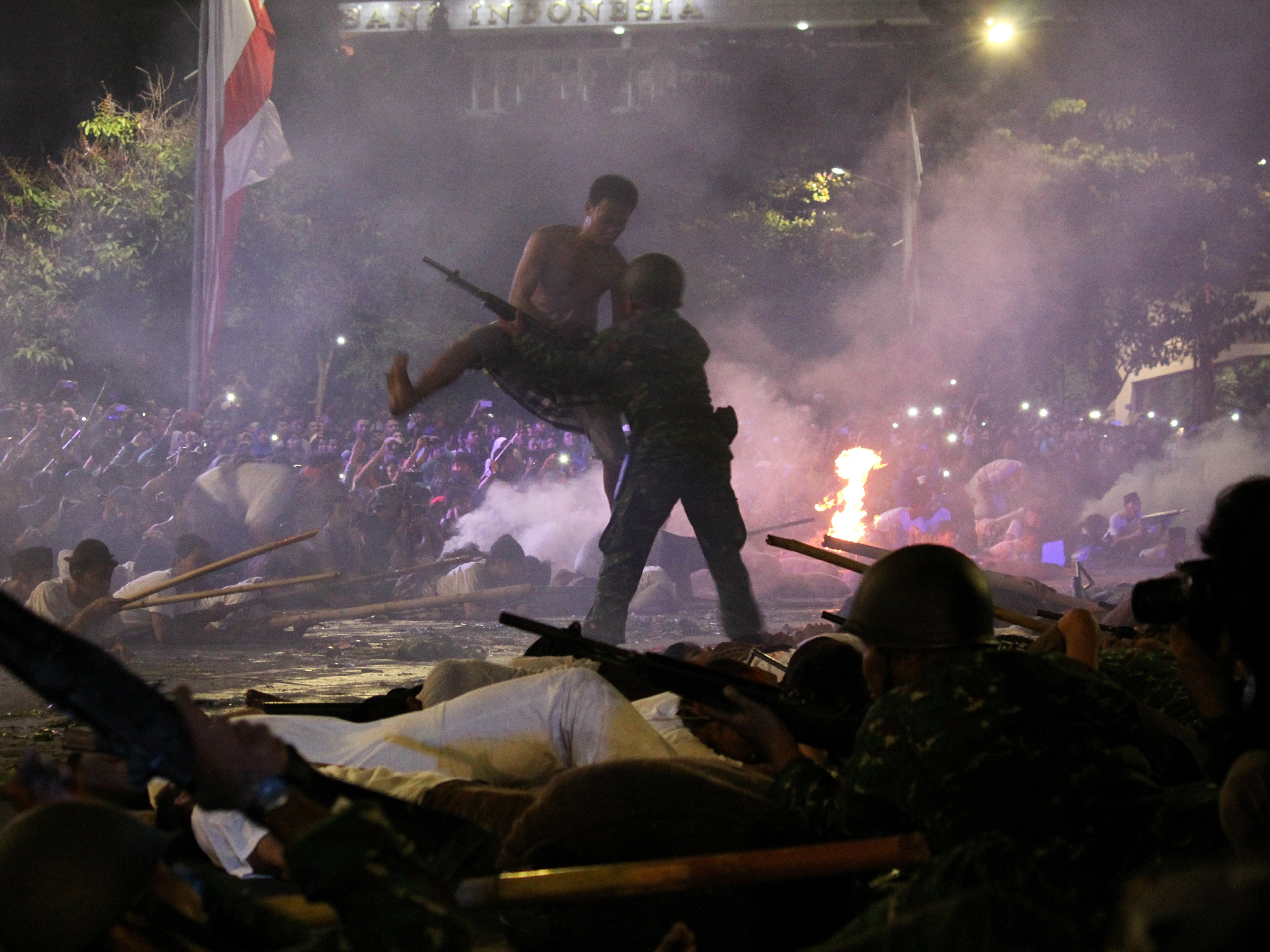 Sejumlah pemeran mementaskan drama kolosal Surabaya Membara di Surabaya, Jawa Timur, Rabu (9/11).