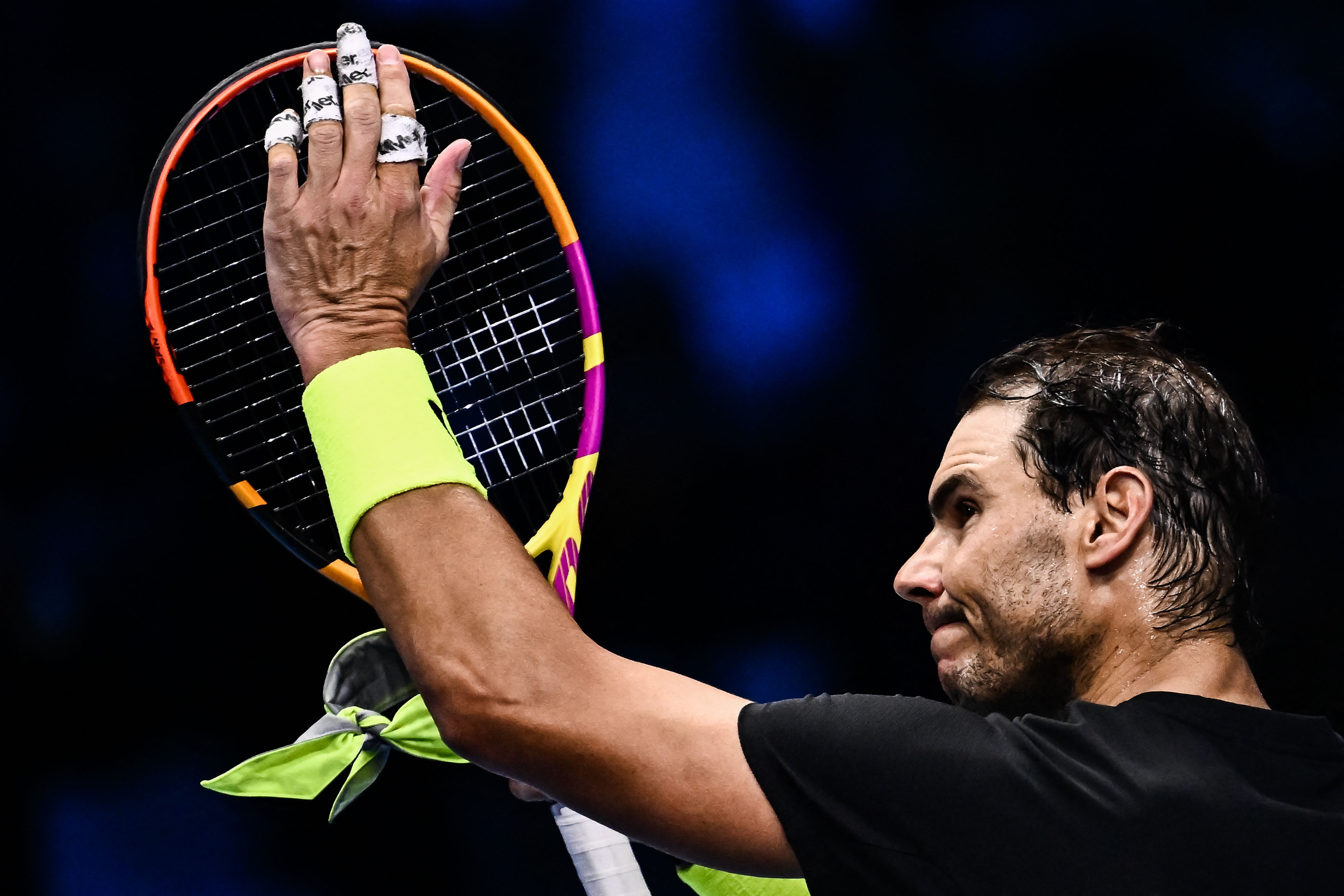 Petenis Spanyol Rafael Nadal berterima kasih kepada suporter setelah memenangi laga atas Casper Ruud di laga terakhir grup ATP Finals 2022.