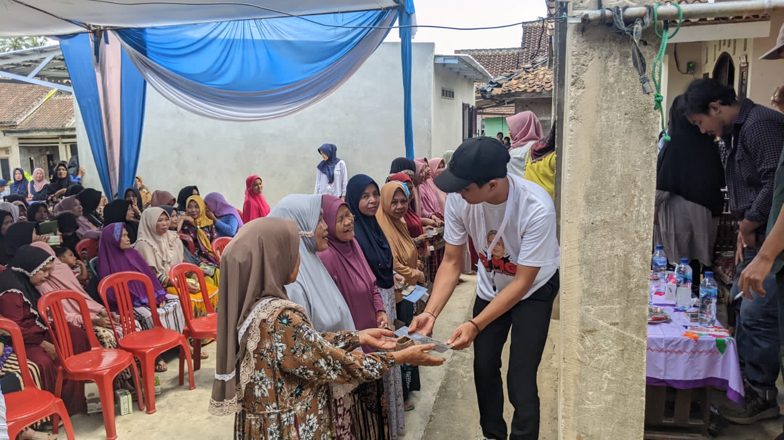 Relawan Orang Muda Ganjar (OMG) menggelar kegiatan Ngobrol Perihal Tani (Ngopi Tani) di Pekon Gunung Megang, Kabupaten Tanggamus, Provinsi L