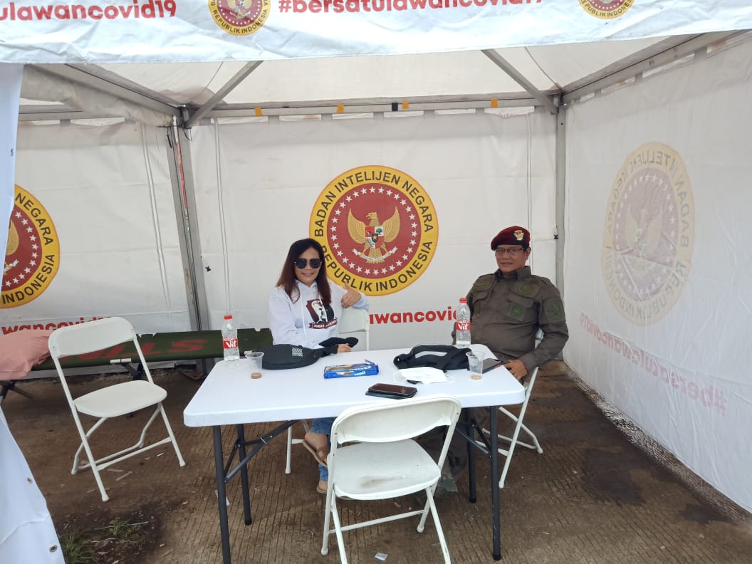 Ketua Umum Relawan Sobat Jarwo Tio Martha Sidabutar (sweter warna putih) lagi di Posko BIN Korban Bencana Gempa di Cianjur