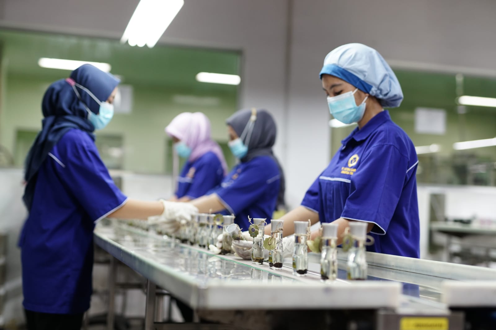  Pekerja di pabrik PT Victoria Care Indonesia Tbk yang memproduksi produk kecantikan Herborist. 