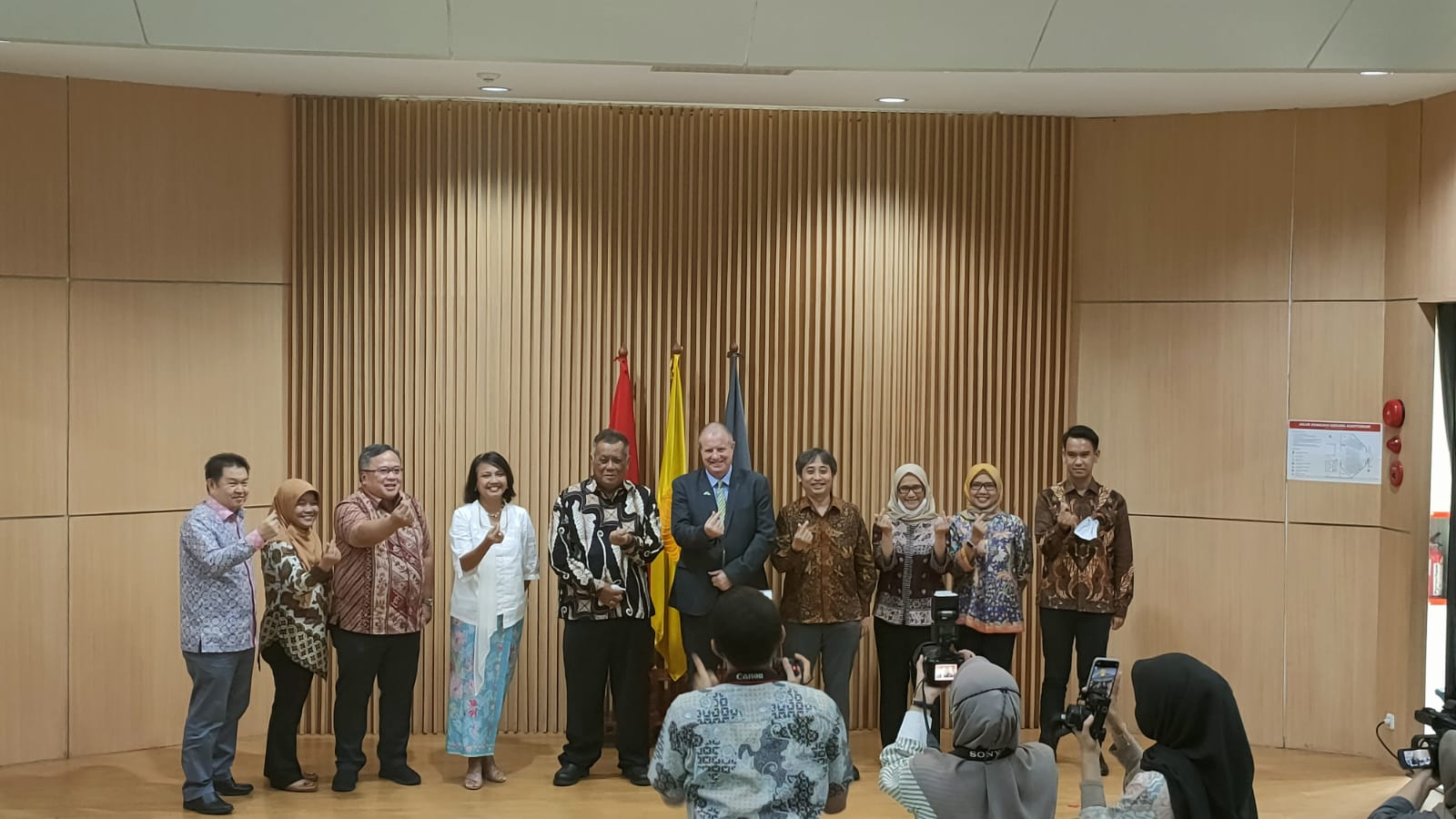 Momen penyerahan sertifikat akreditasi AACSB kepada FEB UI di kampus UI Depok, Jabar, Selasa (1/11).
