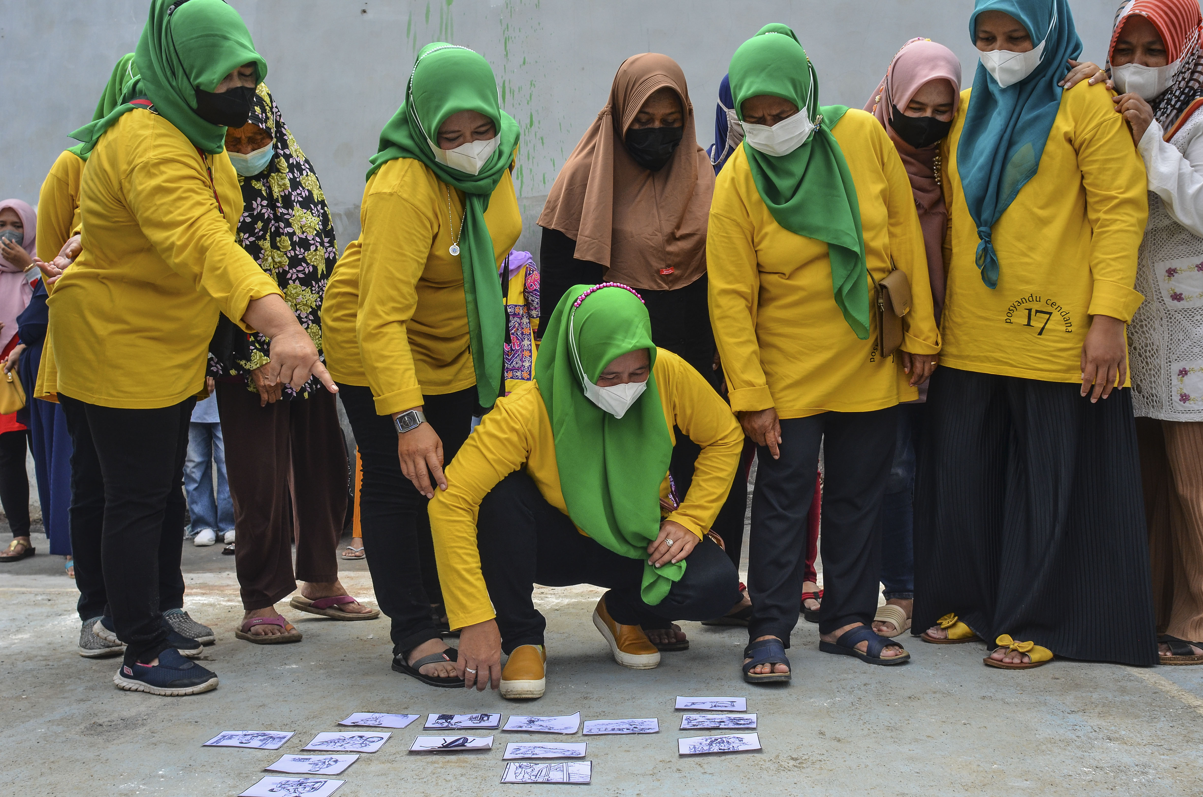 Sejumlah ibu mengikuti sosialiasi jangan buang air besar sembarangan di Tasikmalaya, Jawa Barat