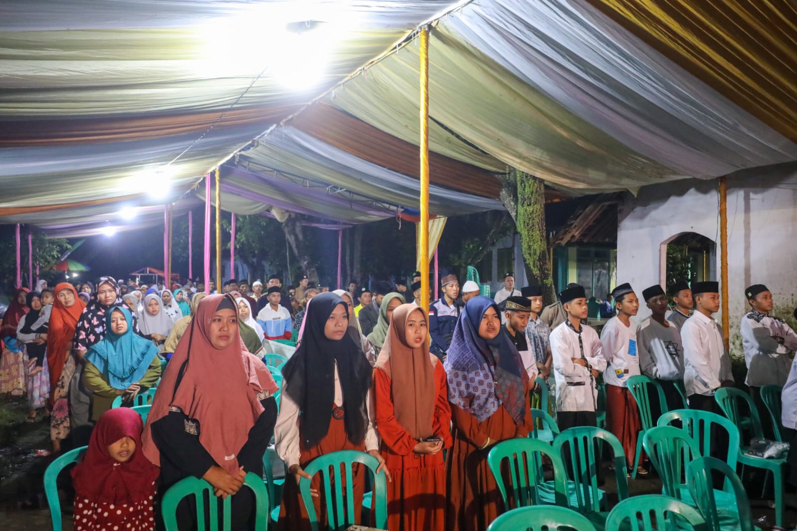 Ratusan santri yang tergabung dalam jaringan relawan Santri Dukung Ganjar Jawa Timur (Jatim) menggelar 'Doa Bersama dan Gebyar Sholawat' unt