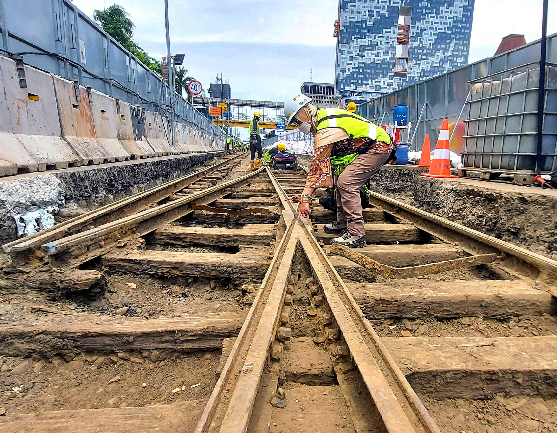 Arkeolog melakukan penelitian di rel trem di proyek Mass Rapid Transit (MRT) Fase 2A paket kontrak atau CP 202 Harmoni-Mangga Besar