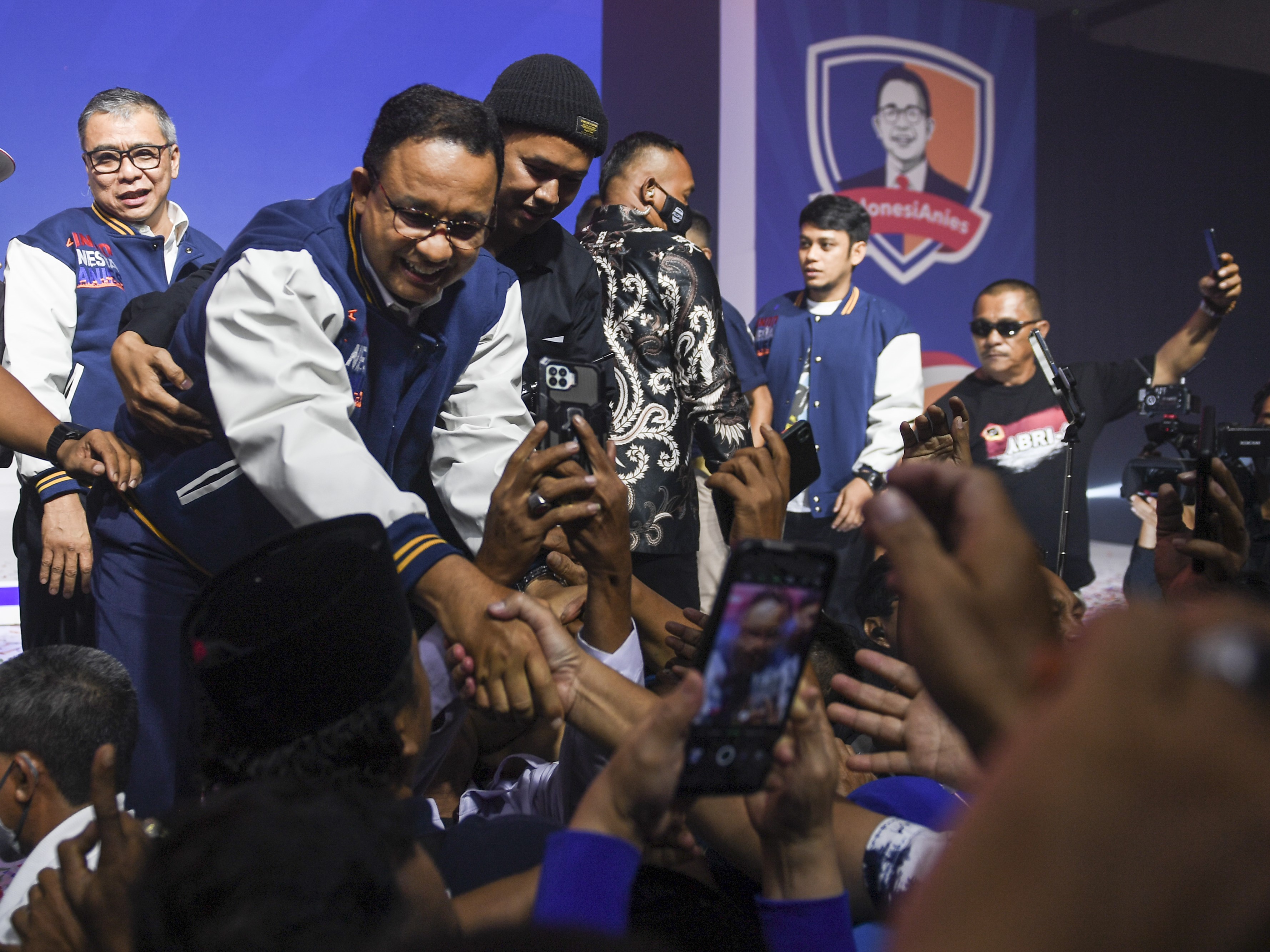 Mantan Gubernur DKI Jakarta Anies Baswedan menyapa para relawan saat peresmian relawan IndonesiAnies di JCC, Rabu (2/11).