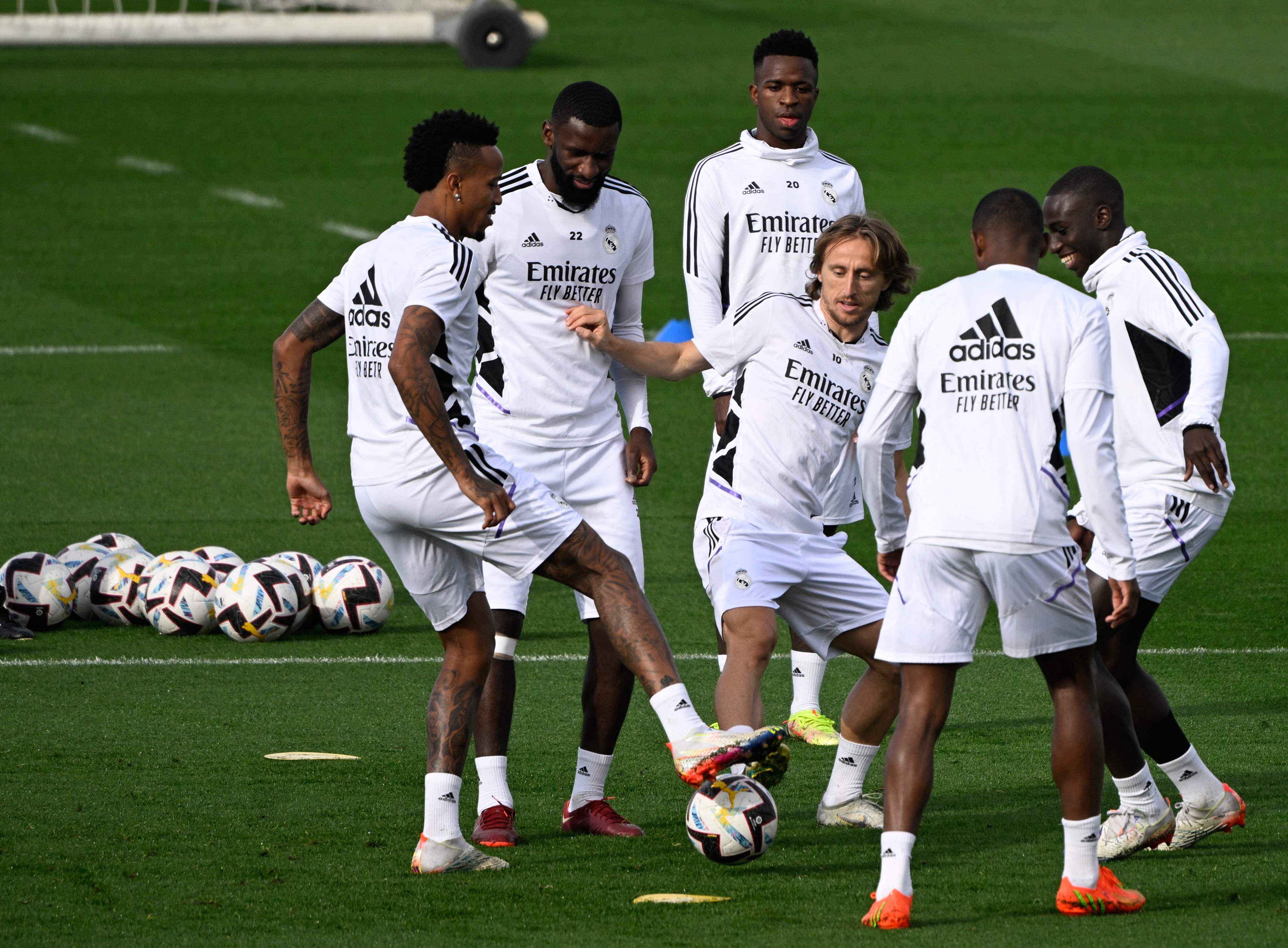 Para pemain Real Madrid tengah berlatih