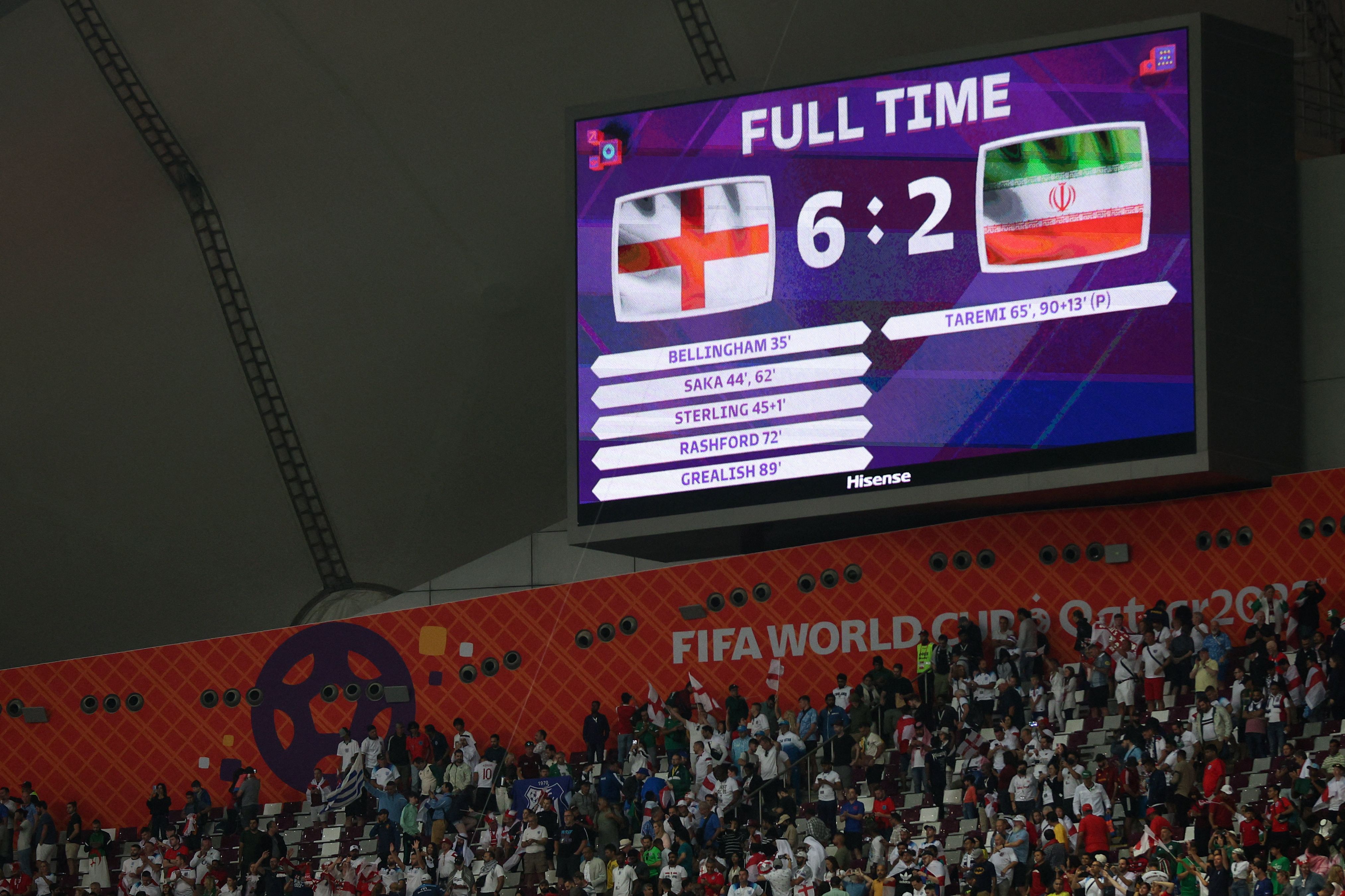 Papan skor memperlihatkan hasil akhir laga Piala Dunia 2022 antara Inggris dan Iran di Stadion Internasional Khalifa.