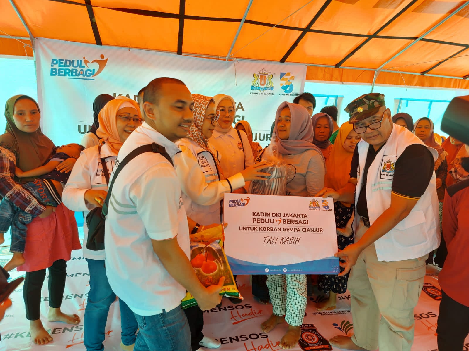 Kadin DKI Jakarta mengirimkan bantuan untuk korban gempa bumi Cianjur, Jawa Barat, Rabu (30/11/2022) diterima di Posko Kadin di lokasi.