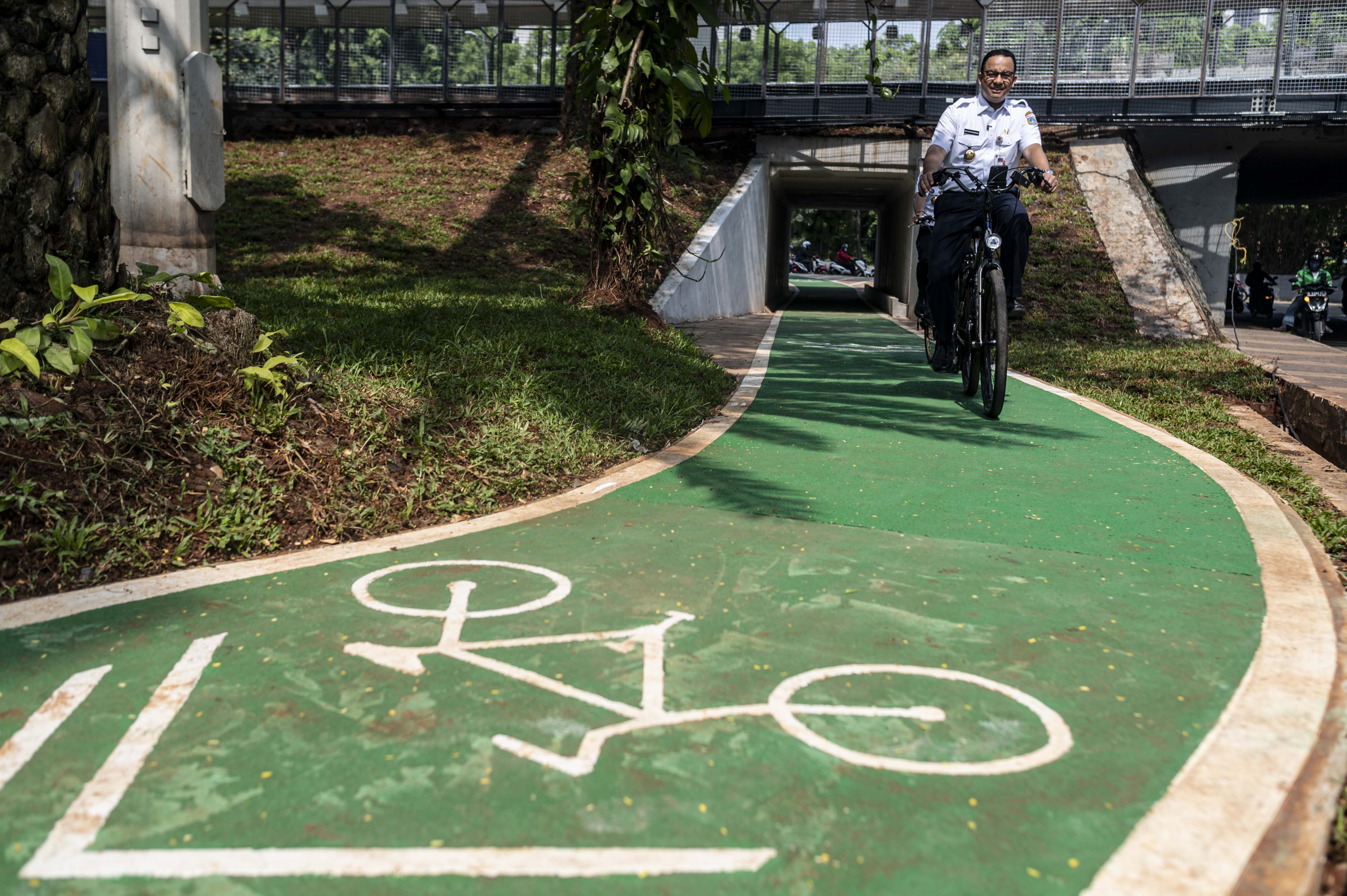 Gubernur DKI Jakarta Anies Baswedan bersepeda di jalur sepeda di proyek pembangunan dan penataan kawasan Semanggi, Jakarta.