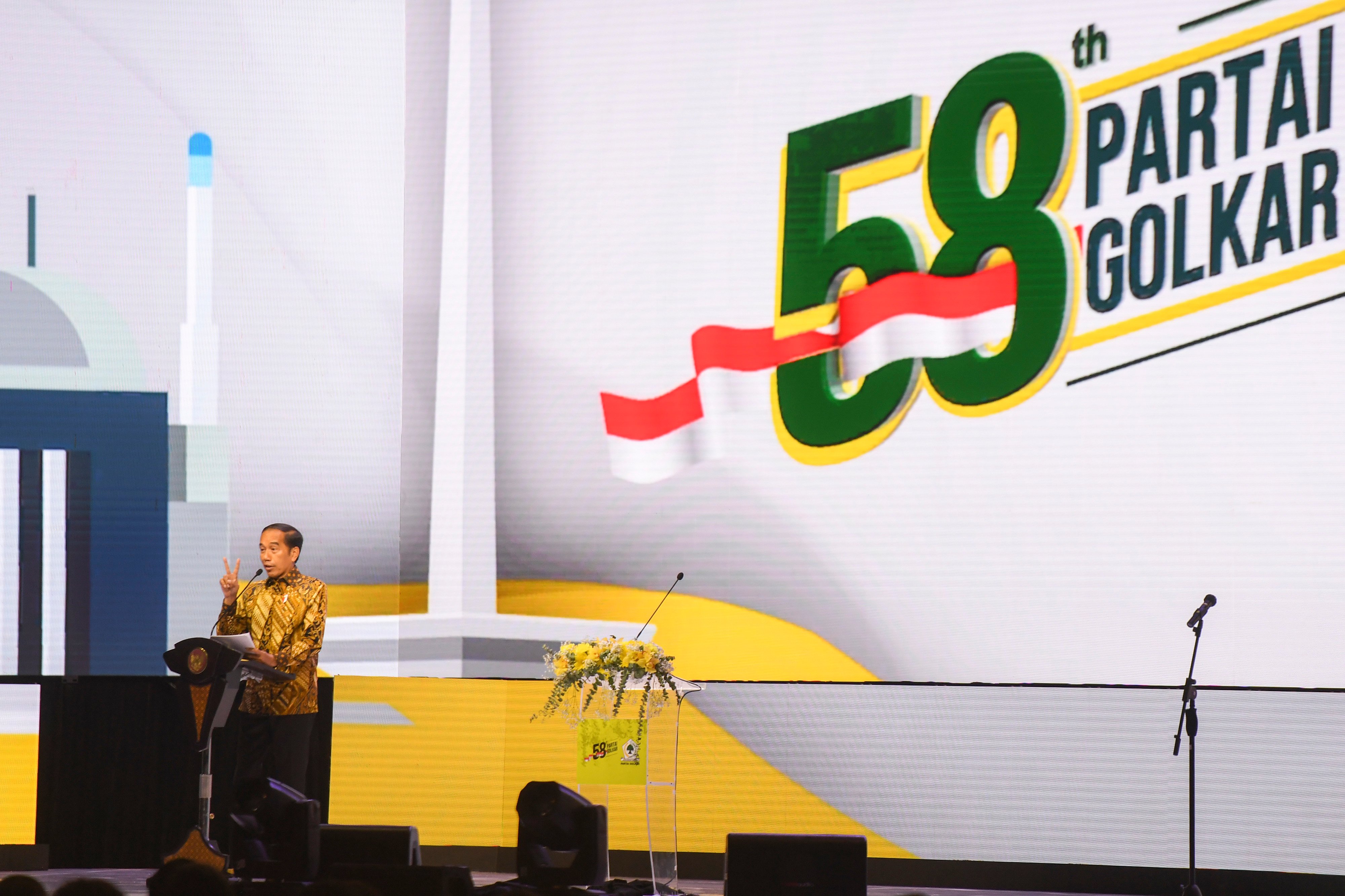  Presiden Joko Widodo memberikan sambutan saat acara puncak HUT ke-58 Partai Golkar di JIExpo Kemayoran, Jakarta.