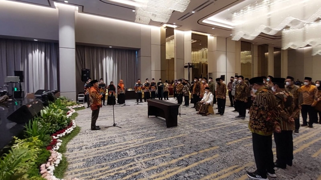 Dirjen Bimas Islam Kemenag Kamaruddin mengambil sumpah 22 pengurus Masjid Raya Sheikh Zayed Solo, Jawa Tengah, Minggu (13/11).