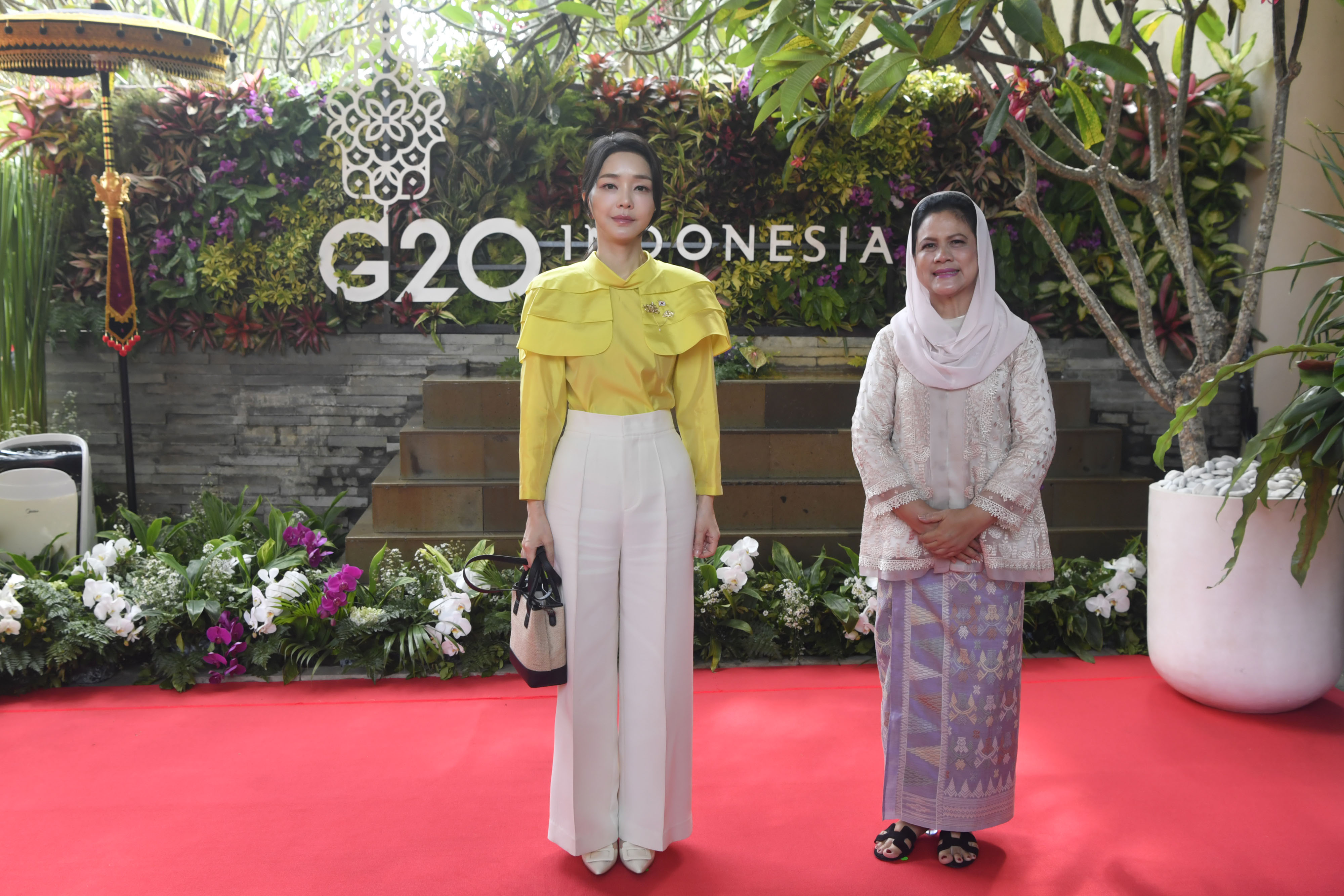 Ibu negara Iriana (kanan) berfoto bersama dengan ibu negara Korsel Kim Keon-hee