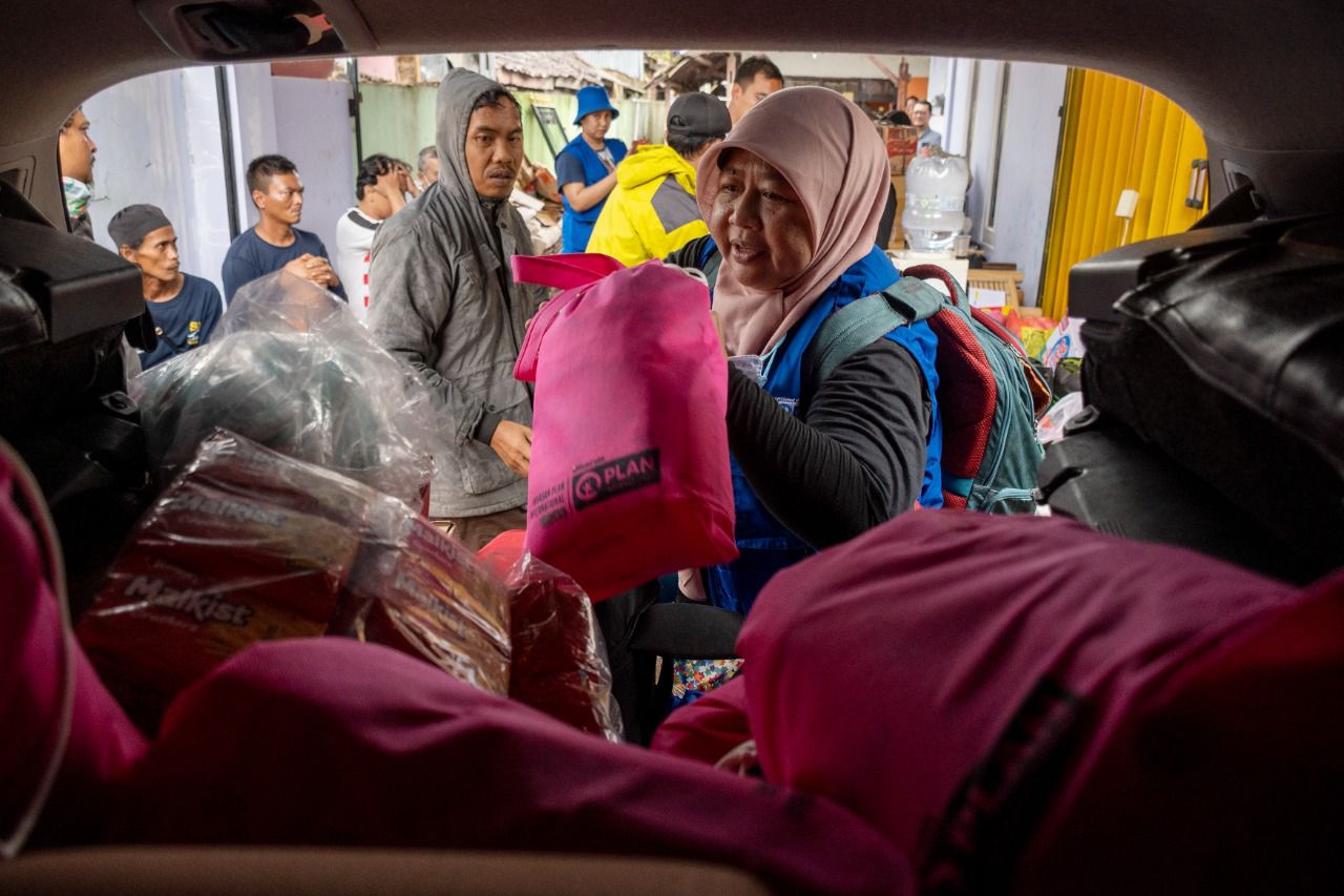  Plan International Indonesia menyalurkan bantuan untuk korban gempa di Cianjur. 