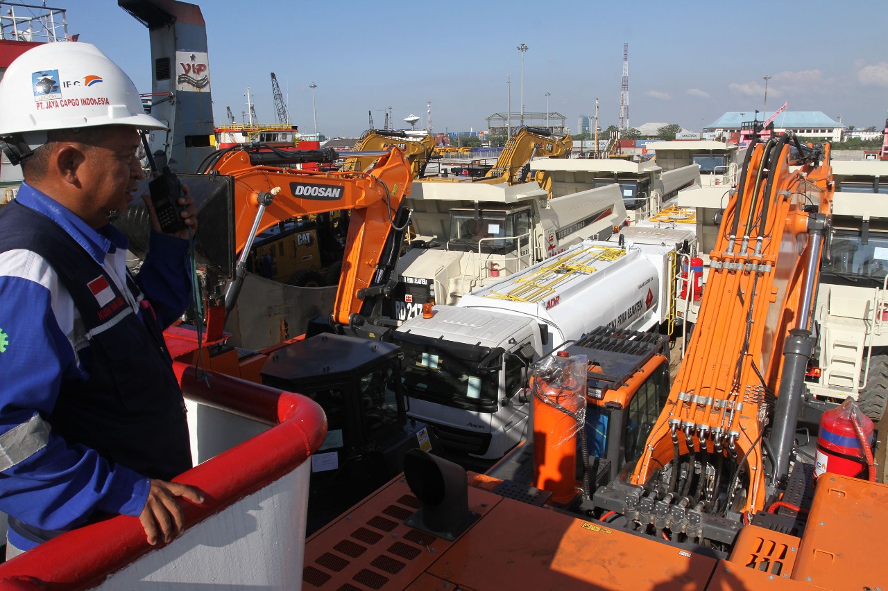 Petugas mengawasi kedatangan alat berat milik Kobexindo