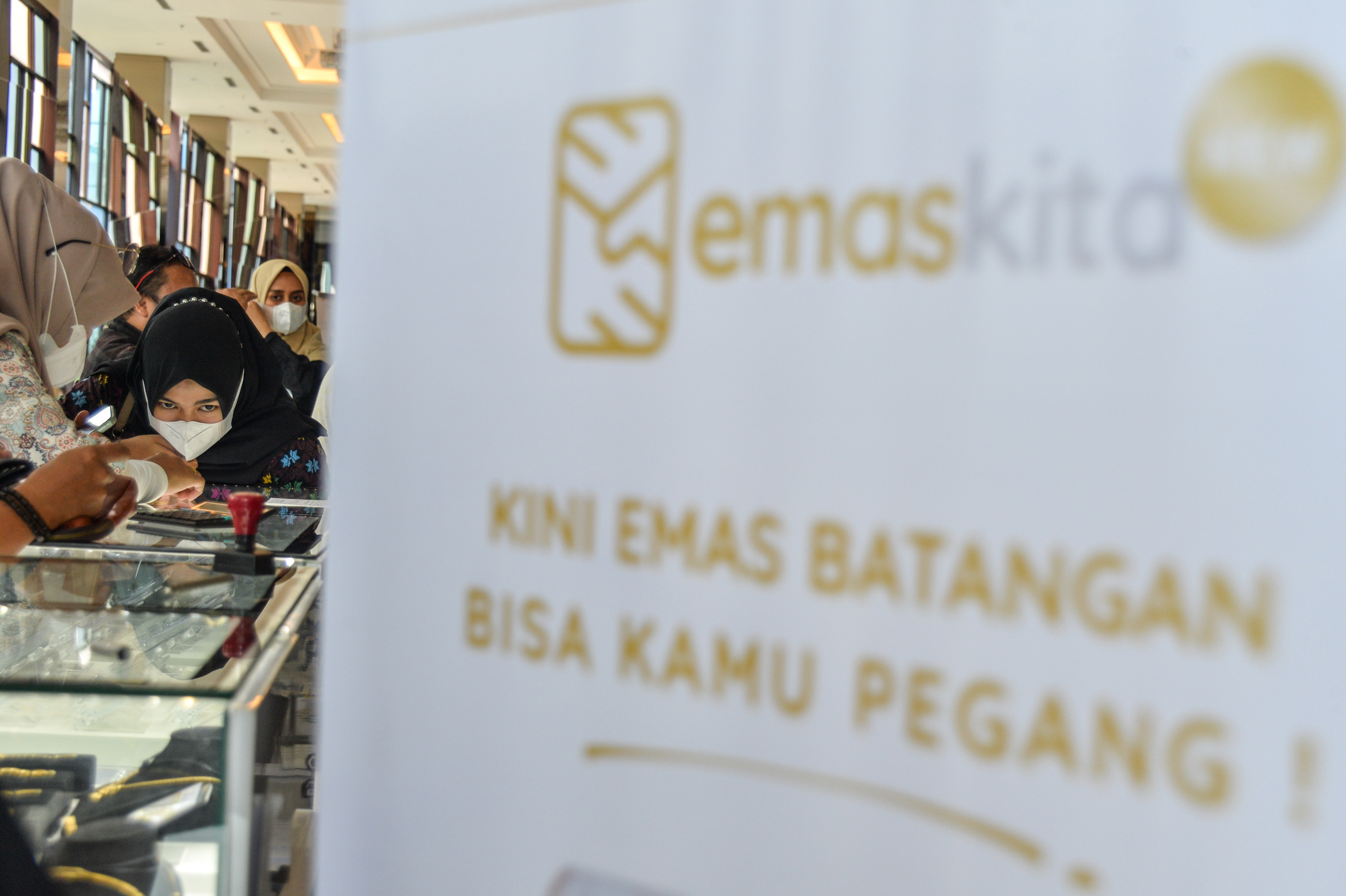 Pekerja menunjukkan emas batangan yang dipamerkan pada pameran investasi tanpa cemas dengan emas di Bandung, Jawa Barat, Rabu (26/10