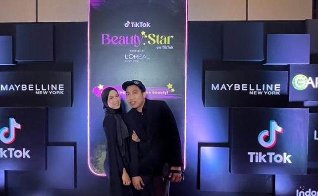 Putra Barel, kreator konten bersama istrinya. 