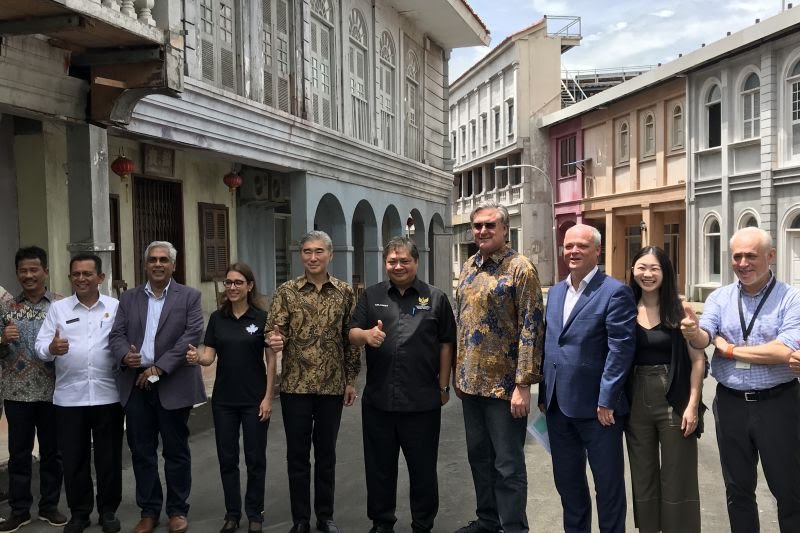 Menko Perekonomian Airlangga Hartarto, Duta Besar AS Sung Y Kim dan Duta Besar Kanada Nadia Burger melihat peluang investasi di Batam