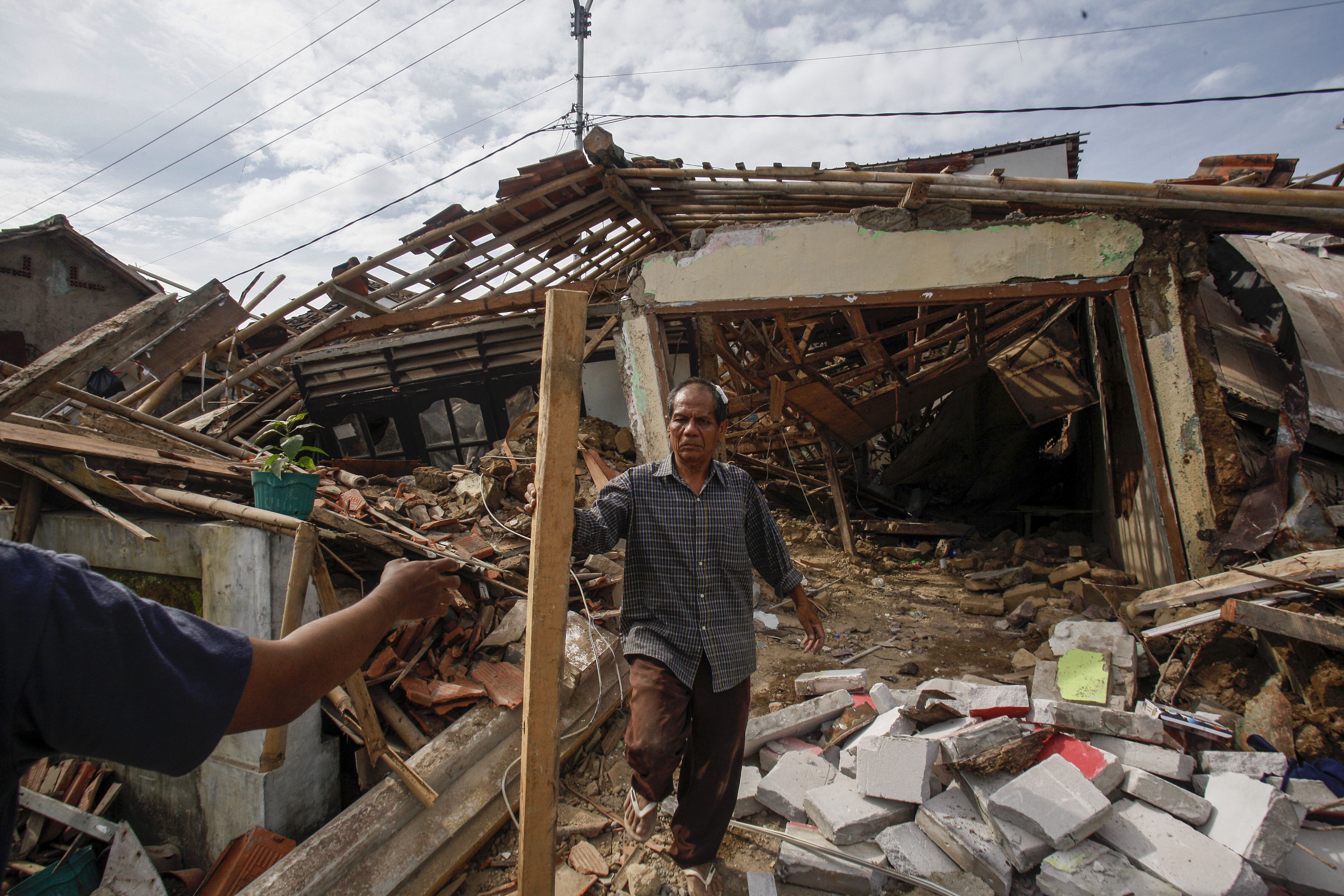 Warga menyelamatkan barang pascabencana gempa bumi di Kabupaten Cianjur, Jawa Barat.