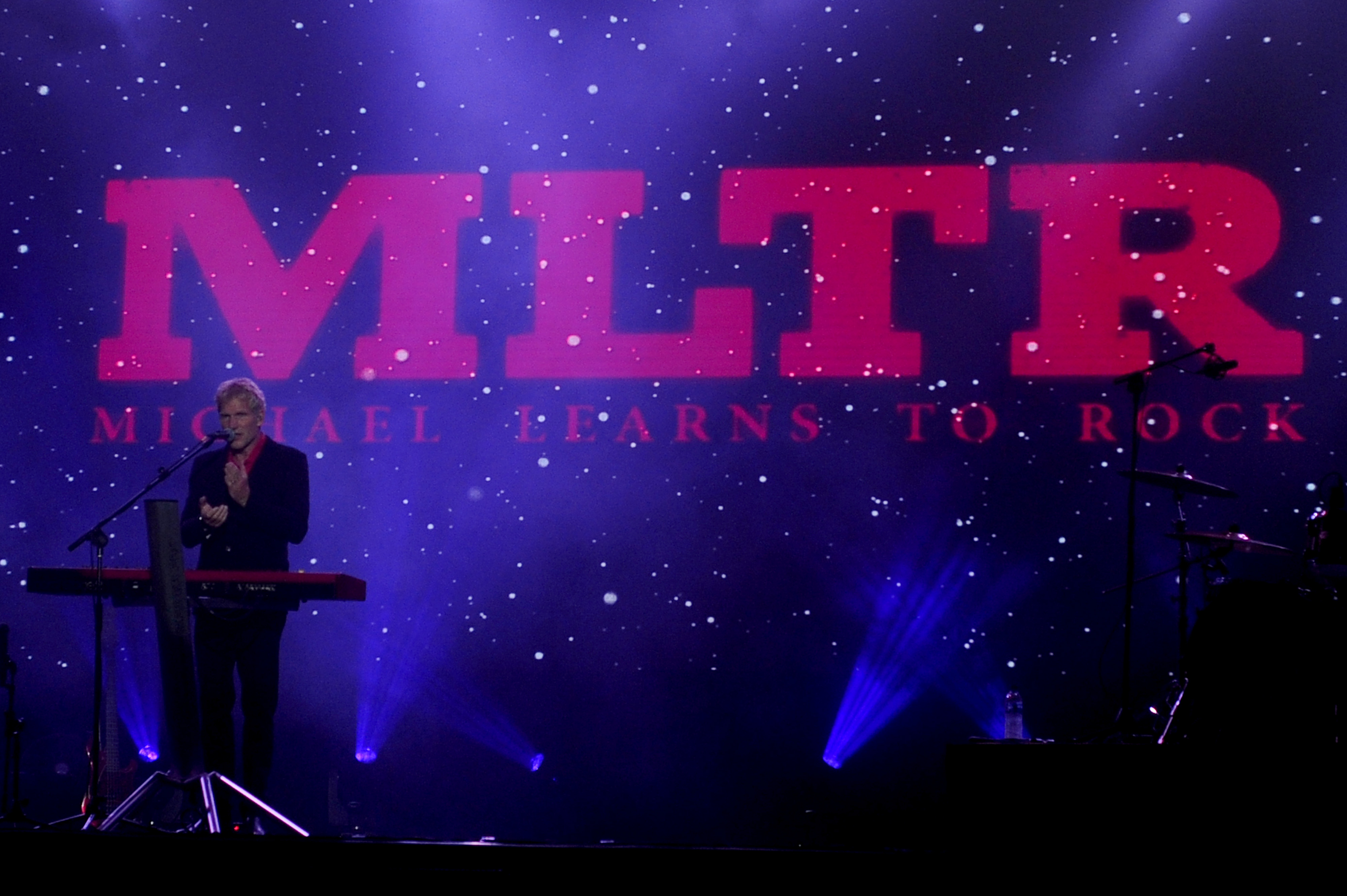 Vokalis Michael Learns to Rock (MLTR) Jascha Ritcher saat konser di Palembang Sport and Convention Center, Sumatra Selatan.