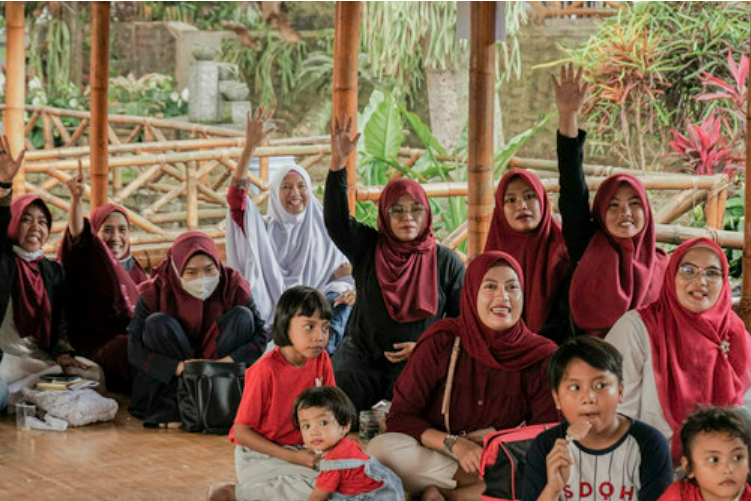 Penobatan itu diselenggarakan pada akhir Oktober 2022 di London, Inggris, serta disiarkan secara langsung melalui situs resmi.