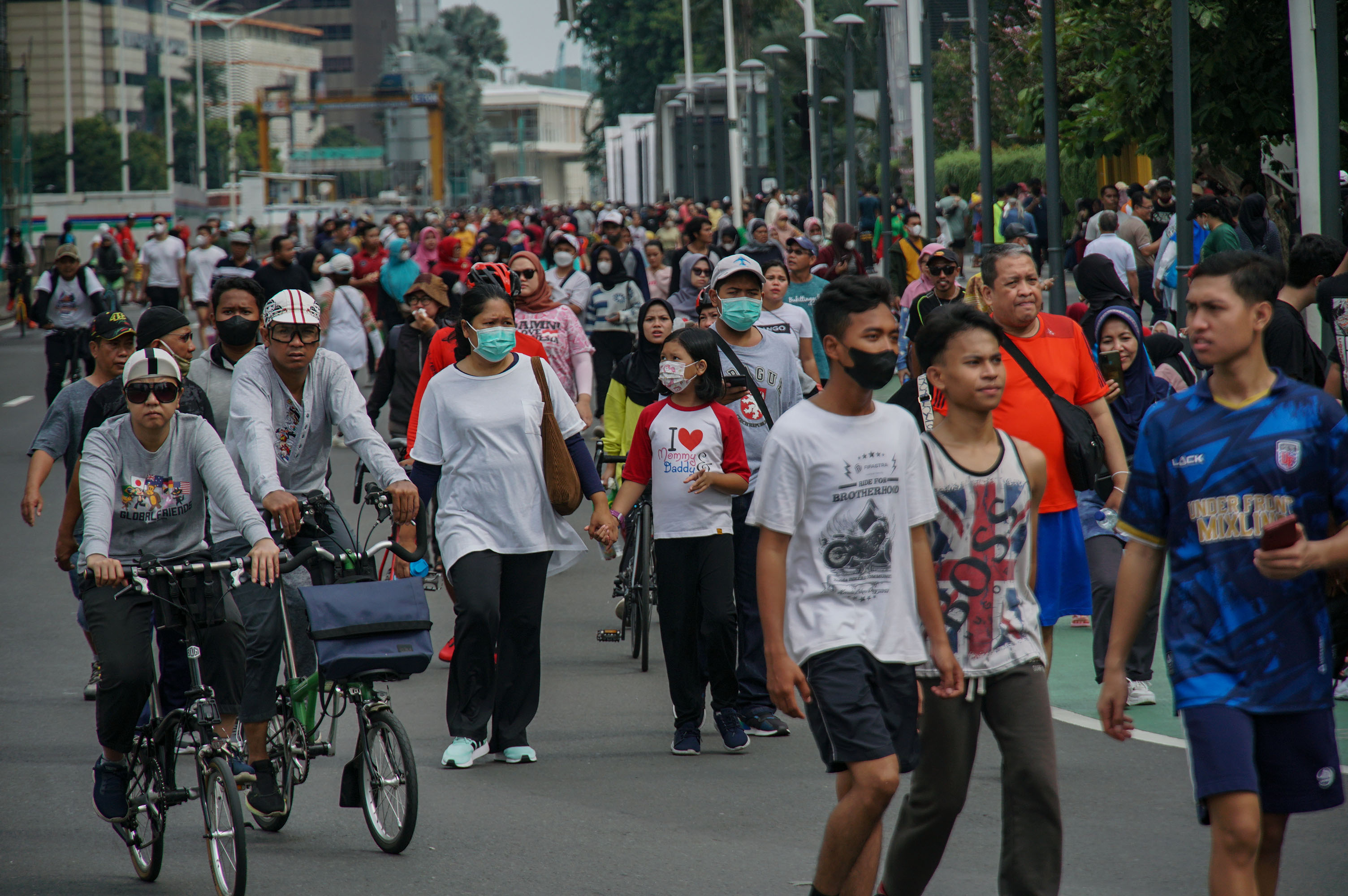 Warga berolahraga saat hari bebas kendaraan bermotor (CFD) di kawasan Jalan Sudirman-Thamrin, Jakarta.