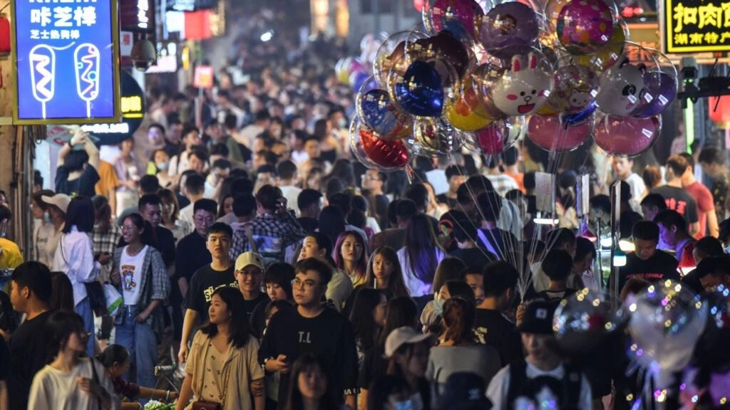 Kerumuman orang di Kota Changsha, Provinsi Hunan, Tiongkok pada September 2020. Saat ini jumlah penduduk dunia berkisar 8 miliar.