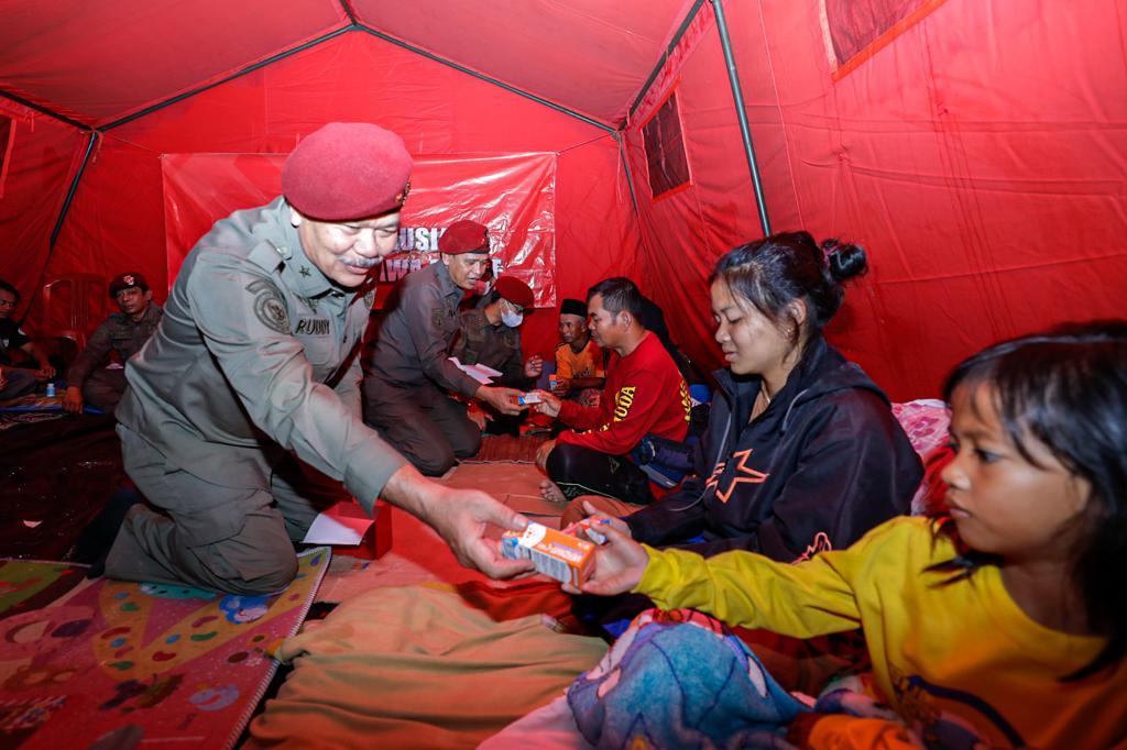 BIN membagikan bantuan berupa paket makanan siap saji, peralatan anak-anak dan orang dewasa, serta bantuan keuangan kepada warga Kampung Bur