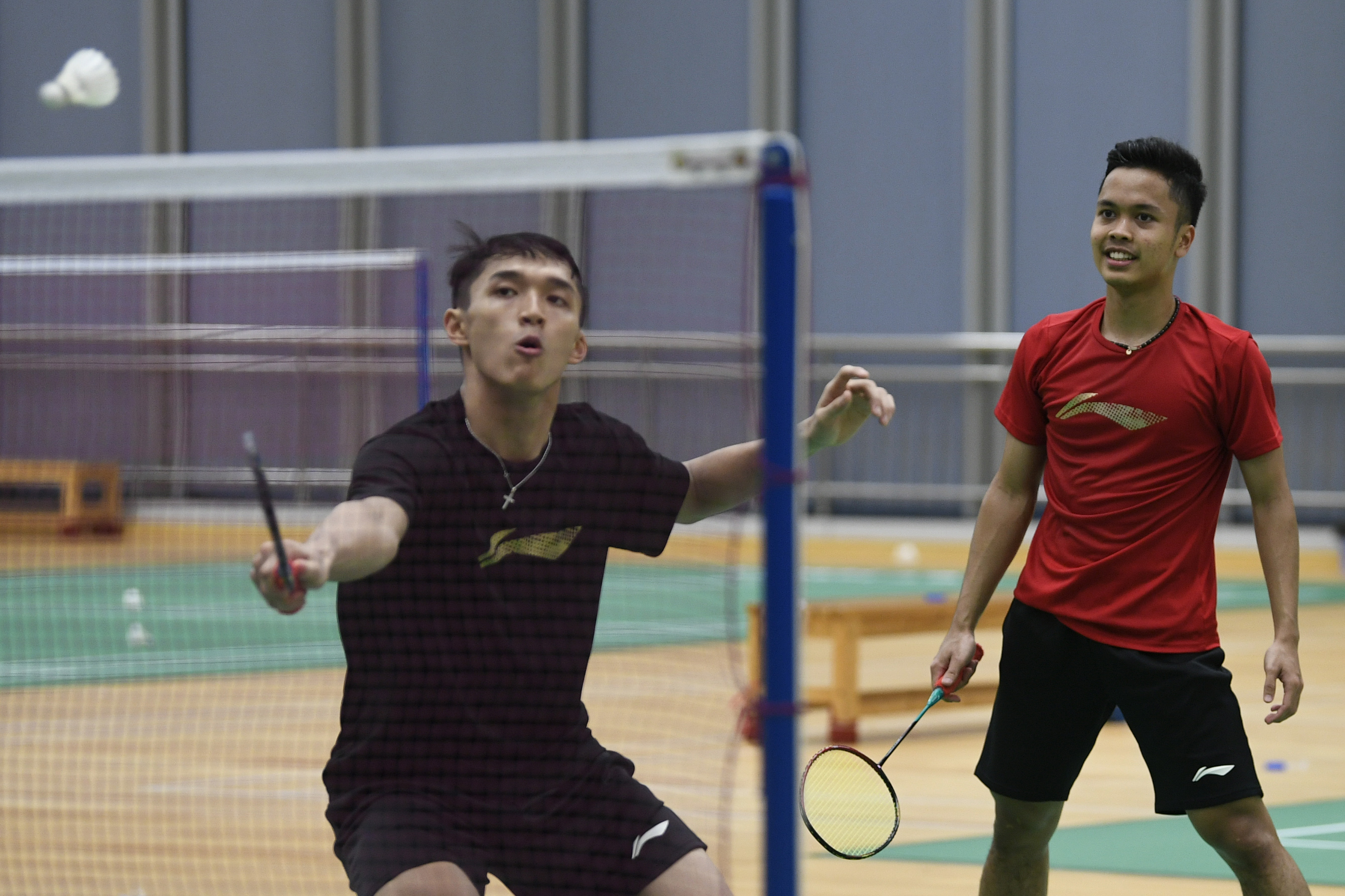 Pebulu tangkis tunggal putra Indonesia Jonatan Christie (kiri) dan Anthony Sinisuka Ginting mengikuti latihan.