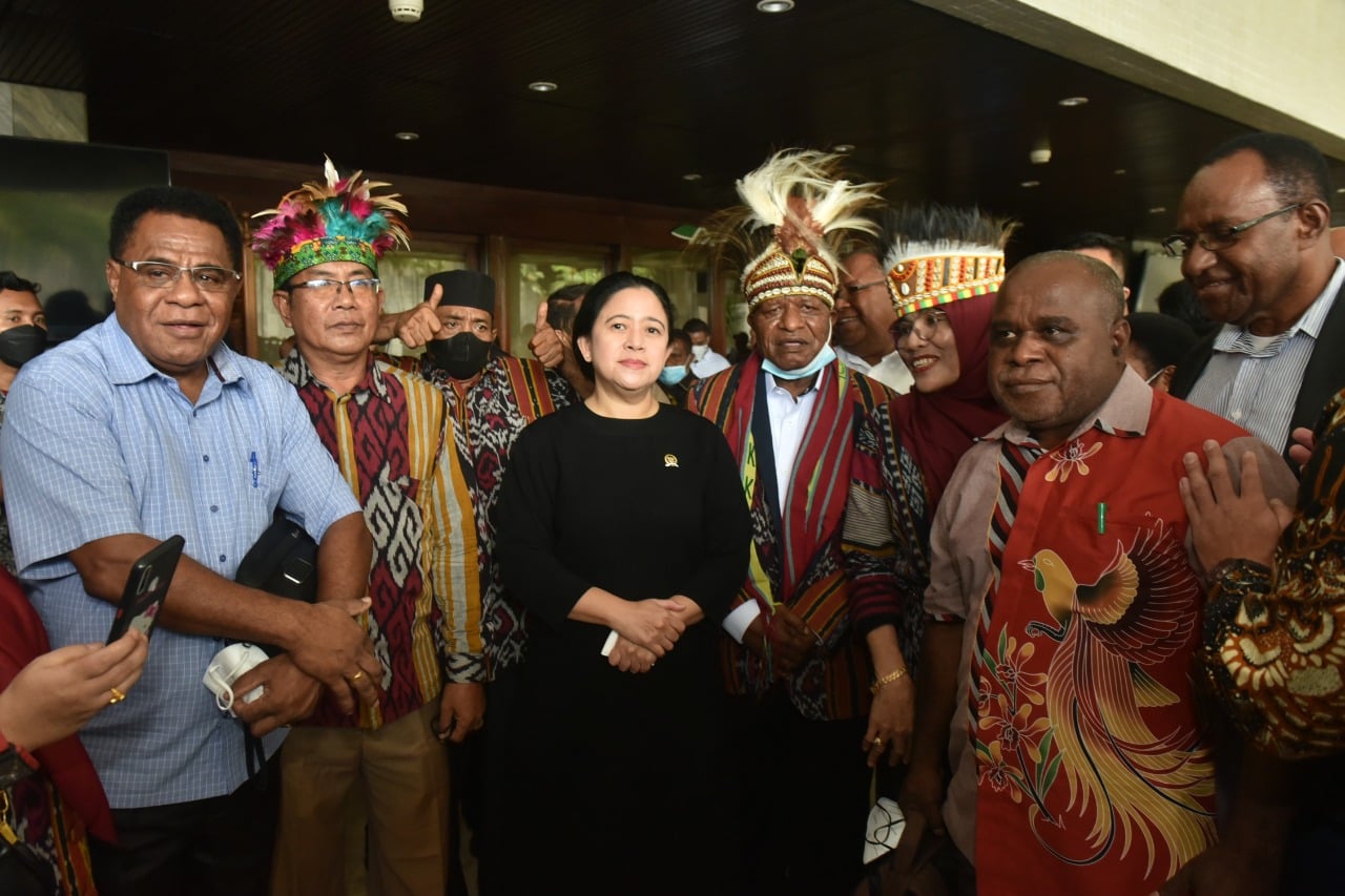 Ketua DPR Puan Maharani bersama sejumlah elemen pendukung pembentukan Provinsi Papua Barat Daya