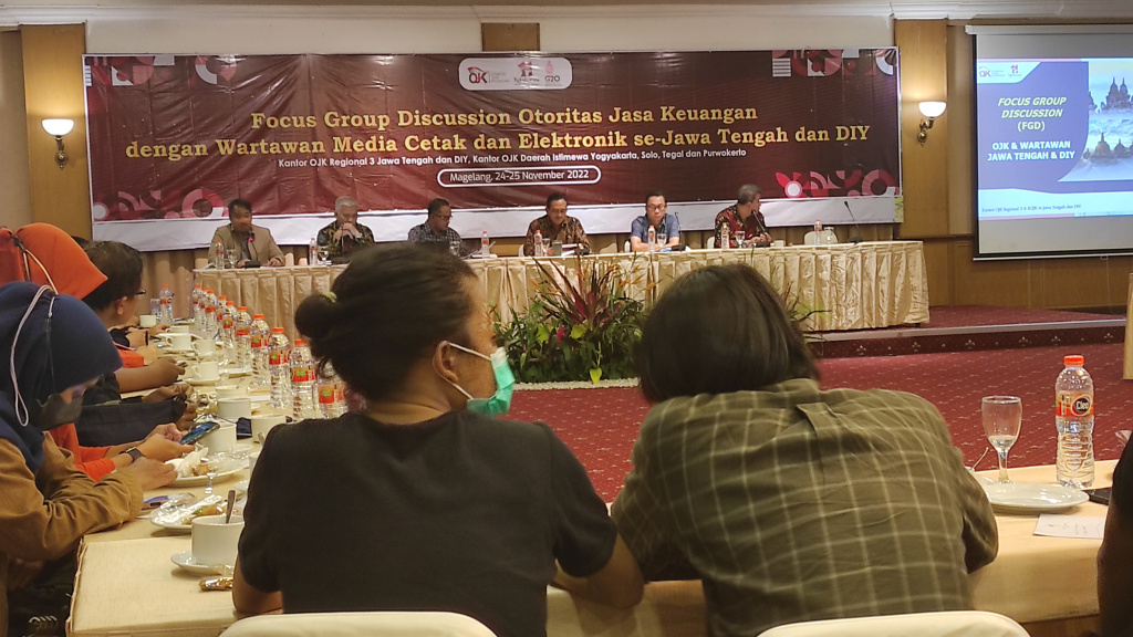 Kepala OJK Jateng dan DIY bersama para Kepala OJK Solo, Semarang, Yigjakartabdan Ourwokerto gekar FGD dengan wartawan Jateng dan DIY di Mage