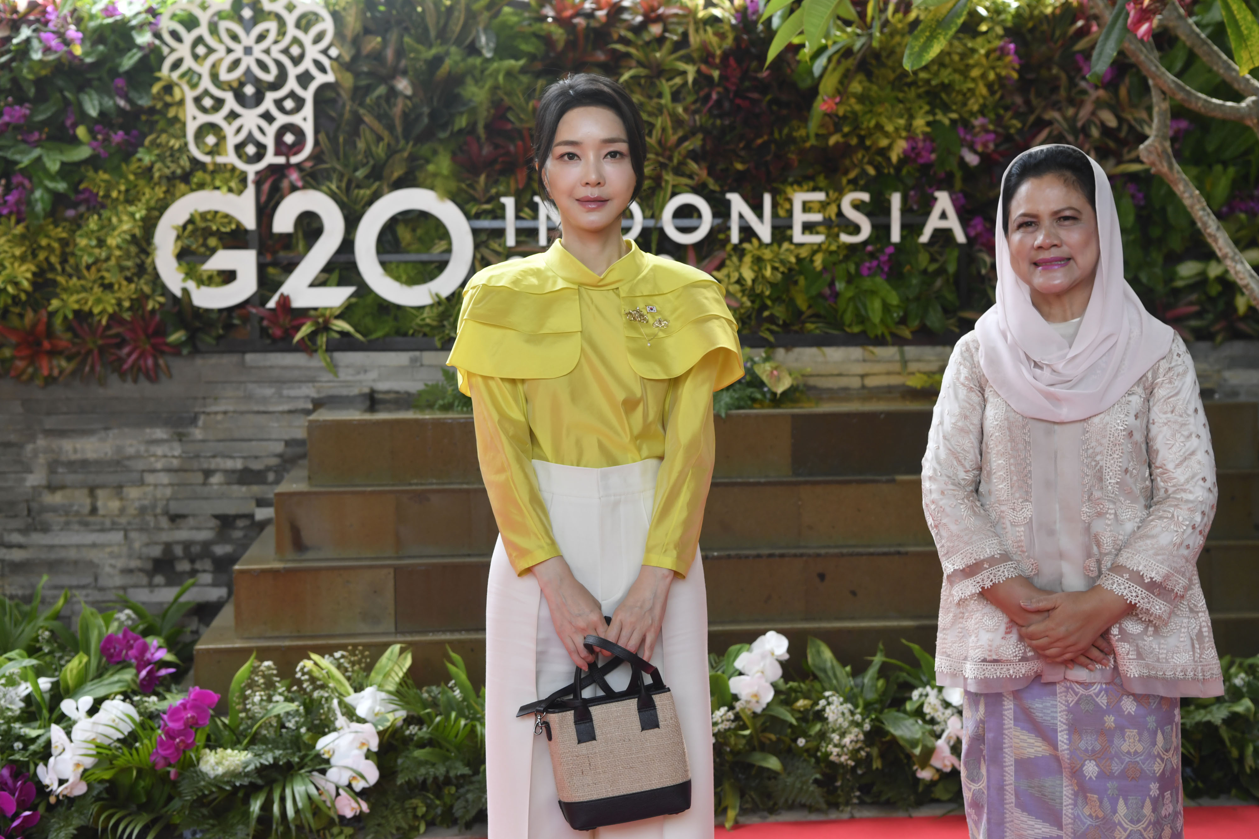 Ibu Negara Iriana Joko Widodo (kanan) berfoto bersama Ibu Negara Korea Selatan Kim Keon-hee (kiri) saat Spouse Program KTT G20 Indonesia.