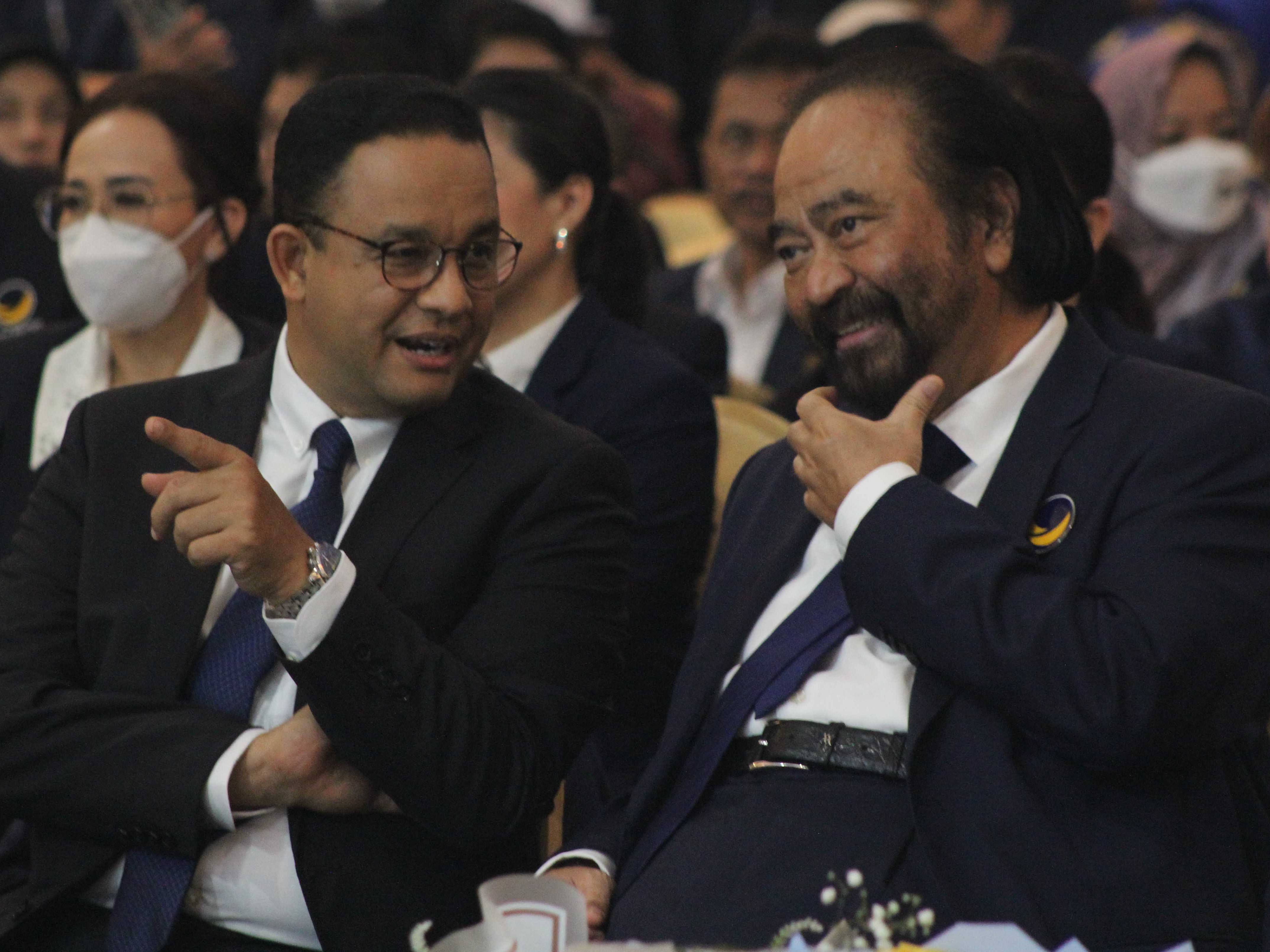 Calon Presiden Partai NasDem Anies Baswedan (kiri) berbicara dengan Ketua Umum Partai NasDem Surya Paloh (kanan).