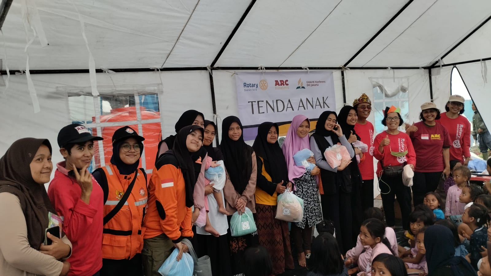 Tim Rotary Distrik 3410 menghibur para guru dan anak yang terdampak gempa Cianjur di Kecamatan Cugenang, Jumat (25/11).