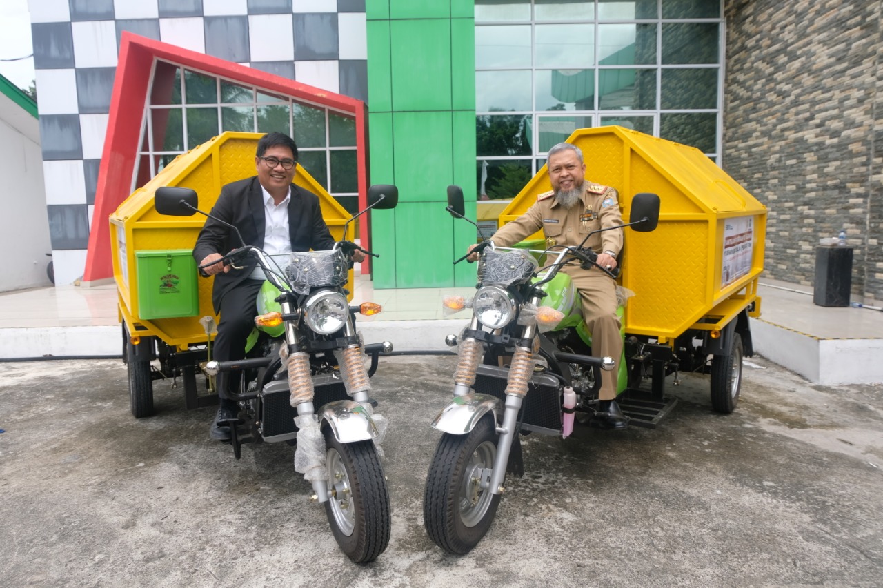 Pemberian bantuan motor sampah dilakukan langsung oleh Direktur Utama PT Semen Baturaja (Persero) Tbk Daconi Khotob kepada Sekda OKU Ahmad T