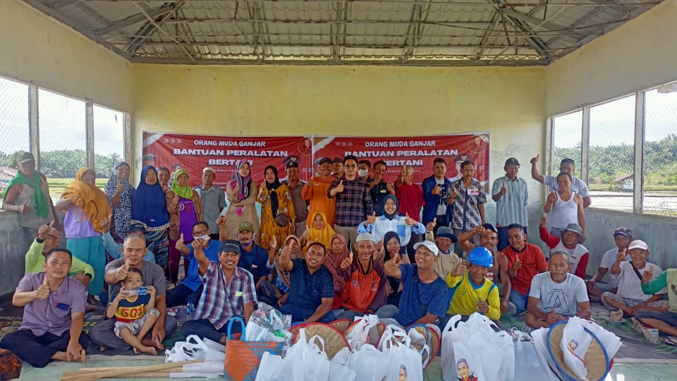 Relawan Orang Muda Ganjar (OMG) Kabupaten Batu Bara memberikan bantuan alat pertanian untuk kelompok tani di Desa Antara, Kecamatan Lima Pul