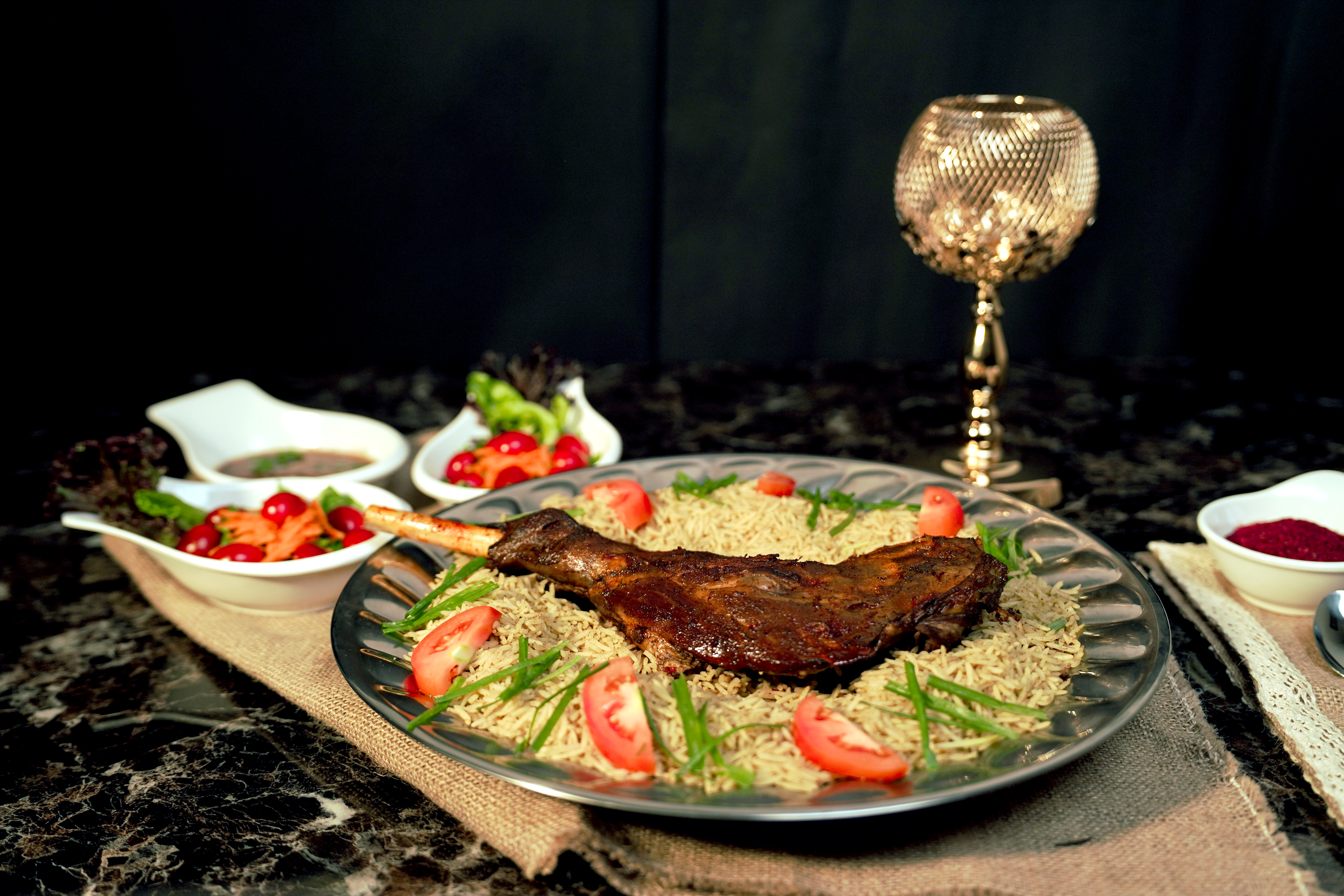 Petra Restaurant menyajikan menu khas Timir Tengah asal Yordania dengan Suasana Yordania Selatan.