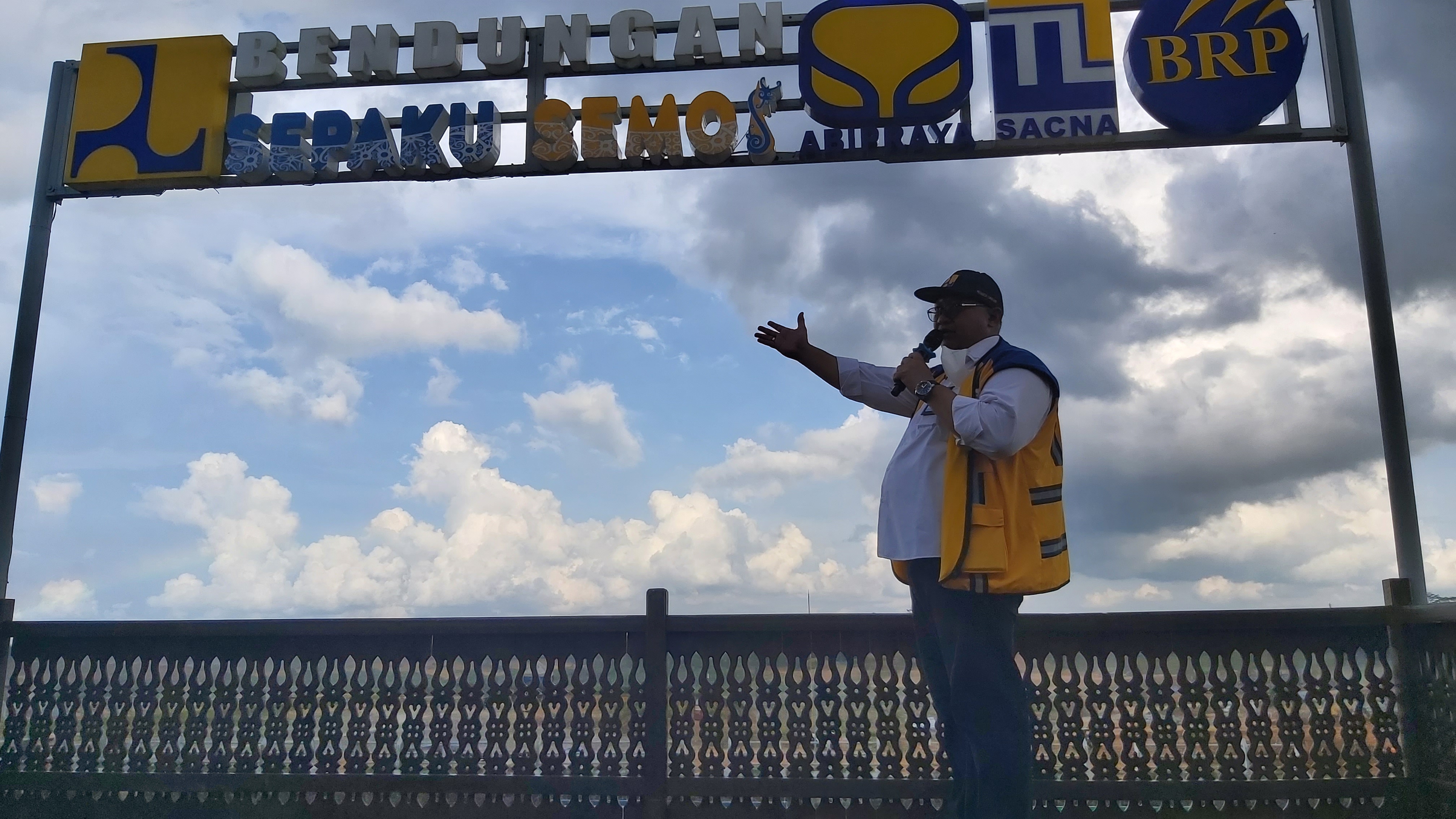 Kepala Balai Wilayah Sungai Kalimantan IV Samarinda Harya Muldianto di proyek Bendungan Sepaku Semoi