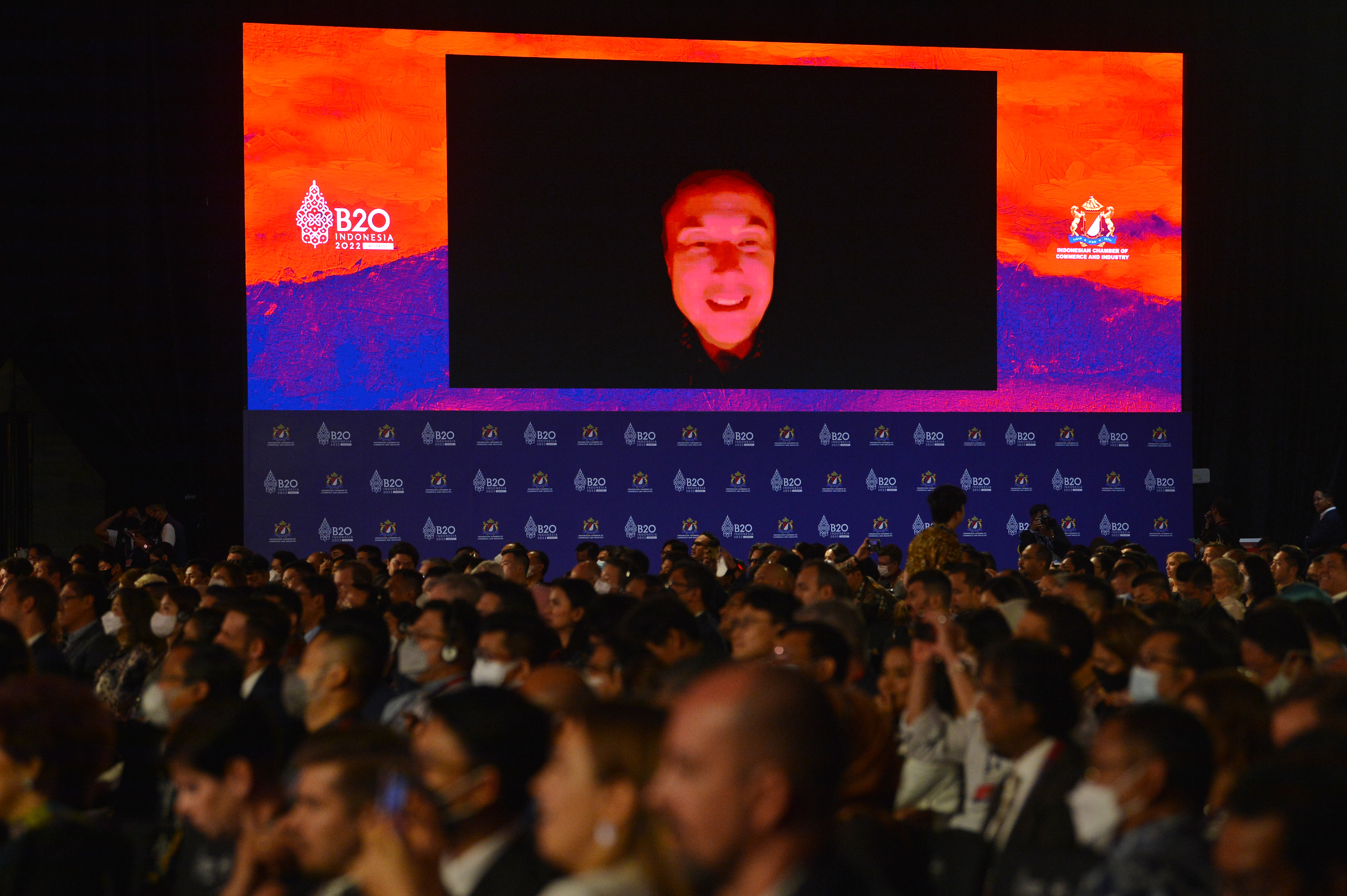 Layar menampilkan CEO Tesla Elon Musk berbicara dalam Sesi Pleno IX B20 Summit Indonesia 2022 secara virtual di BNDCC, Nusa Dua, Bali.